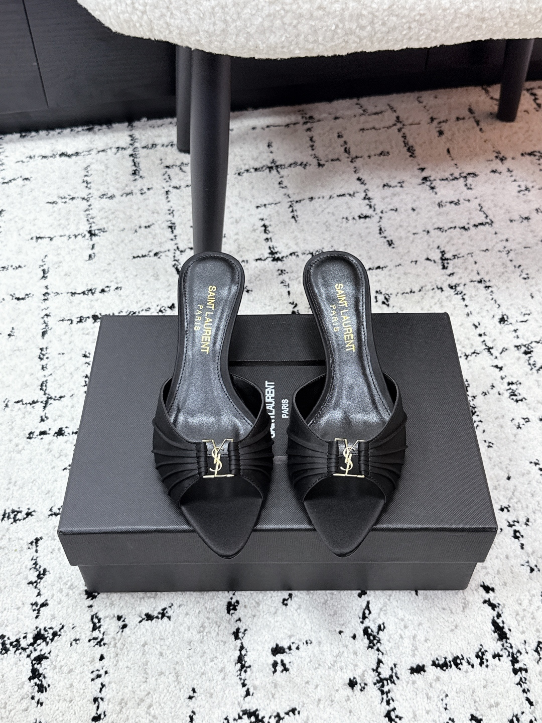 NO:788855,Saint Lauren*Saint Laurent 26/ Early spring new Saint Laurent pointed toe pleated high heels slippers  The neat lines of YSL are effortlessly fashionable. The pointed toe and stiletto heels modify the leg shape just right; the minimalist double-strap design makes every step light and powerful. This is a pair of 'universal shoes' that can hold up to all occasions. The pointed toe + stiletto heel, the upper foot directly transforms into a 'leg essence', whether it is worn with jeans or a small skirt, you can easily achieve a sense of luxury, and the summer atmosphere is all supported by it!  Say goodbye to tediousness and return to authenticity. This pair of shoes uses the simplest design to outline the most moving lines. From commuting to dating, it is your most reliable 'shirt', allowing you to be low-key and dazzling in the crowd. Upper cowhide, lining sheepskin Heel height: 6.5cm outsole Italian genuine leather outsole Size#35-41 (40.41 customized non-returnable), high heels and slippers, saint laurent, saint laurent, saint  laurent,high heels,slippers,skirts,cowhide,sheepskin,Leather soles19860909Saint Lauren*圣罗兰 26/ 早春新款圣罗兰尖头 褶皱 高跟 拖鞋 Ysl利落的线条,是不费力的时髦.尖头细高跟,把腿型修饰得恰到好处；极简双带设计,让每一步都轻盈又有力量.这是一双能hold住所有场合的“万能鞋”.尖头+细高跟,上脚直接变身“腿精”,不管是配牛仔还是小裙子,都能轻松拿捏高级感,夏天的氛围感,全靠它撑住！ 告别繁琐,回归本真.这双鞋用最简洁的设计,勾勒出最动人的线条.从通勤到约会,它都是你最可靠的“战袍”,让你在人群中,低调又耀眼. 鞋面牛皮 内里羊皮 跟高: 6.5cm 大底意大利真皮大底 Size#35-41（40.41定制不退换）,高跟鞋拖鞋,saint laurent,saint laurent,saint laurent,high heels,slippers,skirts,cowhide,sheepskin,Leather soles,Women's Shoes