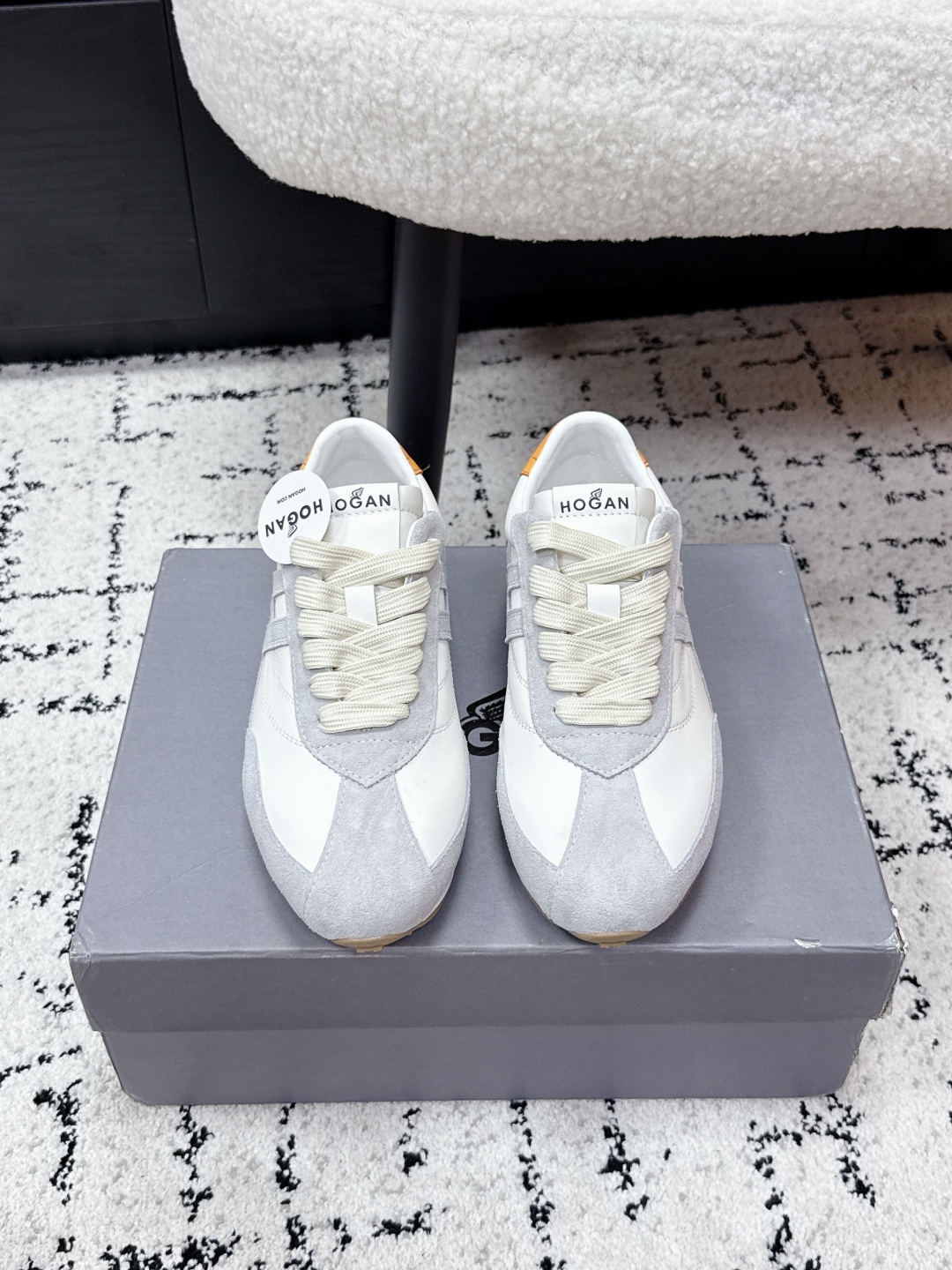 NO:788857,# Couple model HOGAN Hogan 26/ New rainbow candy series moral training shoes casual sports shoes HOGAN H699  Haoge's 2026 new Skittles series is too fairy. The retro Forrest Gump sneakers have a spring and summer atmosphere. Women's sneakers have both personalized design and retro elements. The lightweight soles follow the H699 series style, adding loop details and H-shaped raised patterns, which have excellent grip performance. The upper is made of suede leather and sports fabric, with the H letter on the side, and the memory foam insole is cushioned and comfortable.  Each pair is like wearing a spring color palette on your feet. The milky macaron color scheme + suede texture is gentle and high-end. You can choose any outfit at all. Fabric: Original custom imported cow suede + technical canvas. Lining: Original water-dyed sheepskin lining. Outsole: Original molded IP foam + rubber sole. Size: 35-45 (female 40)  Men's 45 (customized, non-refundable), casual shoes/sports shoes, hogan, sneakers, sheepskin, chamois leather19860909# 情侣款 HOGAN 霍根 26/ 新款彩虹糖系列德训鞋休闲运动鞋 HOGAN H699 豪格2026新款彩虹糖系列也太仙儿了,复古阿甘运动鞋太有春夏氛围感,女士运动鞋兼具个性设计和复古元素,轻便鞋底沿袭H699系列款式,增添了圈线细节和H形凸起图案,抓地性能优越.鞋面为绒面皮革拼运动面料,侧边饰以H字母,记忆泡沫鞋垫缓震舒适. 每一双都像把春天的调色盘穿在脚上,奶fufu的马卡龙配色+麂皮质感,温柔又高级,完全不挑穿搭. 面料: 原版定制进口牛反绒+科技帆布 内里: 原版水染羊皮里 大底: 原版开模IP发泡+橡胶底 Size: 35-45（女40 男45定制不退换）,休闲鞋/运动鞋,hogan,sneakers,sheepskin,chamois leather,Women's Shoes