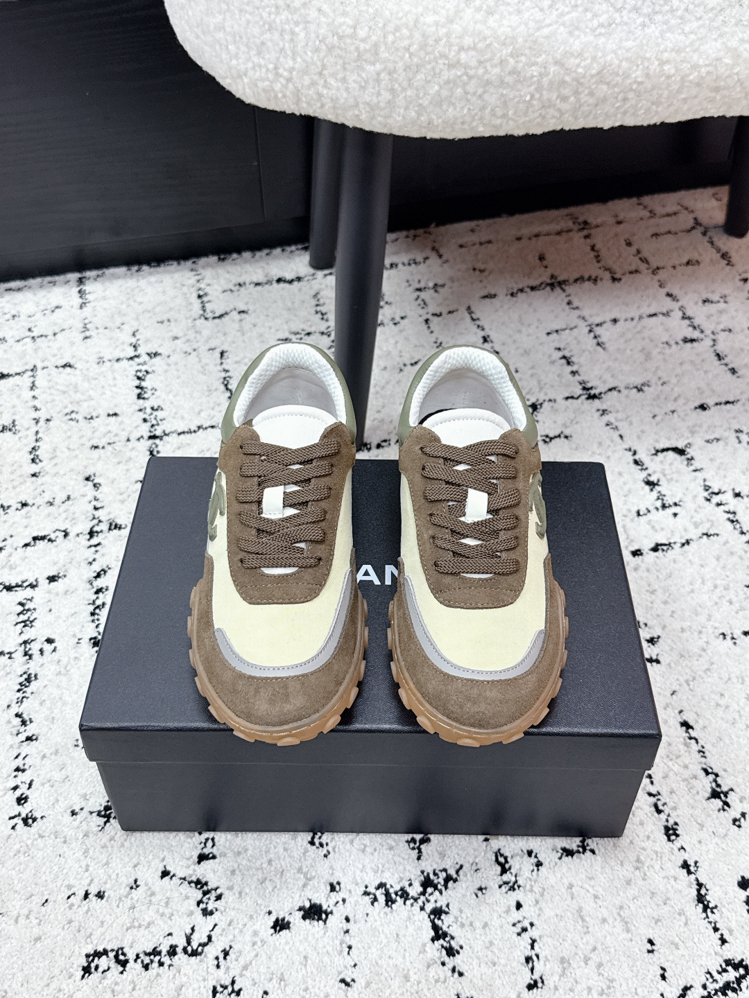 NO:788839,CHANEL Chanel 26/ Early Spring New Sports Shoes Forrest Gump Shoes Moral Training Shoes The real thing is much more stunning than the picture. The shape is super slim and slimming. It looks so handsome when worn. It directly fills the aura~ The soft elastic bean sole is non-slip and comfortable. Shopping is completely stress-free. Four high-end and durable colors. Suitable for daily casual and travel wear. The appearance and comfort are both online. You don’t want to take them off once you wear them. Close your eyes and you won’t step on thunder.  Fabric customized original rough cow suede twill outsole original molded bean sole Size 35-41 (40 and 41 are non-refundable), casual shoes/sports shoes, chanel, chanel, sneakers19860909CHANEL 香奈儿 26/ 早春新款 运动鞋 阿甘鞋 德训鞋 实物比图片惊艳太多 版型超正显脚瘦 穿起来帅炸了 气场直接拉满～ 软弹豆豆鞋底防滑又舒适 逛街暴走完全无压力 四个高级耐看配色 日常休闲 出游穿搭都超合适 颜值与舒适度双双在线 穿过一次就不想脱 闭眼入不踩雷 面料定制原版粗牛反绒斜纹布 大底原版开模豆豆底 Size35-41（40 41定不退换）,休闲鞋/运动鞋,chanel,chanel,sneakers,Women's Shoes