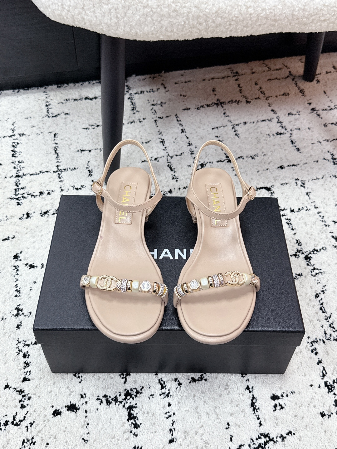 NO:788833,CHANEL Chanel 26/ Summer new sandals, double C pearl chain thick heel sandals, perfectly combine the classic double C logo with warm pearls, continuing Chanel's eternal elegance. The simple one-word strap neatly outlines the instep and gently modifies the foot shape. The light luxury texture is captured at a glance, with hand-inlaid pearls shining delicately. It has high gloss, and the metal double C is embellished to highlight the brand style in a low-key manner. The fabric is imported cowhide, sheepskin lining, outsole, Italian leather outsole  Heel height 3.5cm Size#35-42 (40 41 42 customized, non-refundable), sandals, chanel, chanel, sandals, cowhide, sheepskin, Leather soles19860909CHANEL 香奈儿 26/ 夏季新款凉鞋,双C珍珠链条 粗跟 凉鞋 将经典双C徽标与温润珍珠完美融合,续写香奈儿永恒优雅.简约一字带利落勾勒脚背,温柔修饰脚型 轻奢质感一眼沦陷,手工镶嵌珍珠细腻闪耀 自带高光,金属双C点缀其间 低调彰显品牌格调. 面料进口牛皮 内里羊皮内里 大底意大利真皮大底 跟高3.5cm Size#35-42（40 41 42 定做不退换）,凉鞋,chanel,chanel,sandals,cowhide,sheepskin,Leather soles,Women's Shoes