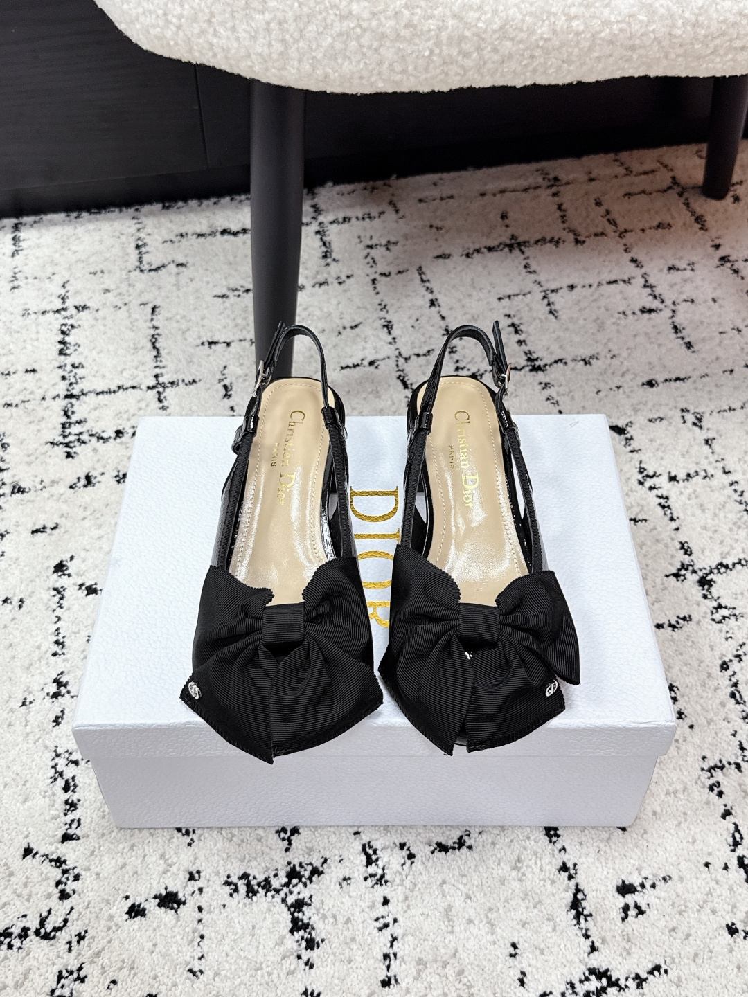 NO:788845,Dior Dior 26/ Early spring D-Ballet slingback high heels CD letter buckle big bow sandals small thick heel back empty sandals  This DiorBallet slingback high-heeled pump is a new product in the 2025 autumn series, highlighting the charm of haute couture. The black cow leather upper is equipped with a round toe design, decorated with an oversized black grosgrain bow, and embellished with a silver-finished metal CD logo to enhance the style. It is equipped with an adjustable strap with a buckle, which complements the thick and short heel, and can add elegance to the season's look. Made of sheepskin/cow patent leather, sheepskin lining, outsole, Italian leather outsole, heel height 3.5cm  Size35-41 (40.41.42 custom-made, non-refundable), sandals, dior, dior, sandals, high heels, cowhide, sheepskin, Leather soles19860909Dior迪奥26/ 早春D-Ballet露跟高跟鞋CD 字母扣大蝴蝶结凉鞋小粗跟后空凉鞋 这款DiorBallet露跟高跟鞋是二零二五秋季系列新品,彰显高订魅力.黑色牛皮革鞋面搭配圆头设计,饰以超大版型黑色罗缎蝴蝶结,点缀以银色饰面金属CD标志提升格调.搭配带搭扣的可调节系带,与粗矮鞋跟相得益彰,可为当季造型增添高雅气质. 面料羊皮/牛漆皮 内里羊皮 大底意大利真皮大底 跟高3.5cm Size35-41（40.41.42定做不退换）,凉鞋,dior,dior,sandals,high heels,cowhide,sheepskin,Leather soles,Women's Shoes