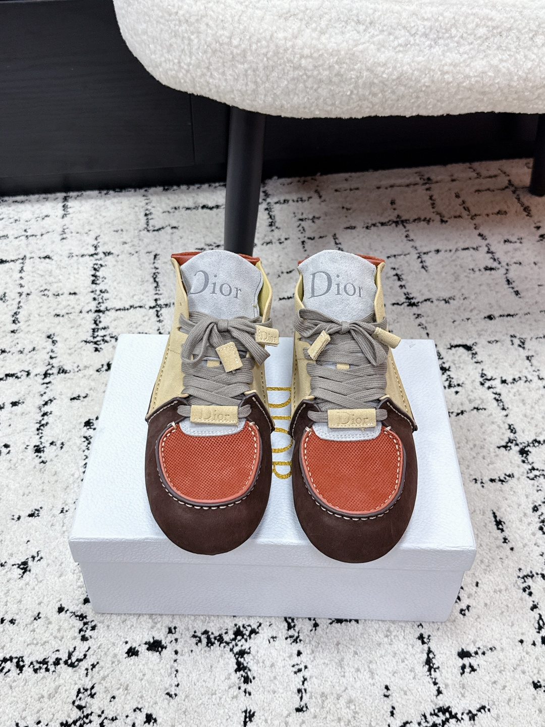 NO:788851,# Men's Dior Dior 26/ Roadie Series Catwalk Casual Sports Shoes This is Jonathan Anderson's first collection after taking over Dior Men's Wear. This pair of Roadie shoes opens a new chapter for the brand's footwear. On the basis of retaining Dior's spirit of luxury and precision, the series boldly introduces the 'structural visibility' concept of the early Nike Considered series, using the method of 'leaving handcrafted traces in the design' to show a tribute to sustainability and structural honesty.  Fabric: Original custom-made imported first-layer cowhide, original custom-made leather lining, original open-molded non-slip rubber material for soles19860909# 男款 Dior迪奥 26/ Roadie 系列 走秀 休闲 运动鞋 自Jonathan Anderson 入主 Dior 男装后的首个系列,就以这双 Roadie 鞋款拉开品牌鞋履新篇章.系列在保留 Dior 奢华精工精神的基础上,大胆引入早期 Nike Considered 系列的“结构可见性”理念,用“设计中留下手工痕迹”的方式,展现出对可持续与结构诚实的致敬 面料:原版定制进口头层牛皮 内里原版定制皮里 鞋底原版开模防滑橡胶材质 Size:39-45(男45定做）,休闲鞋/运动鞋,dior,dior,sneakers,cowhide,Women's Shoes