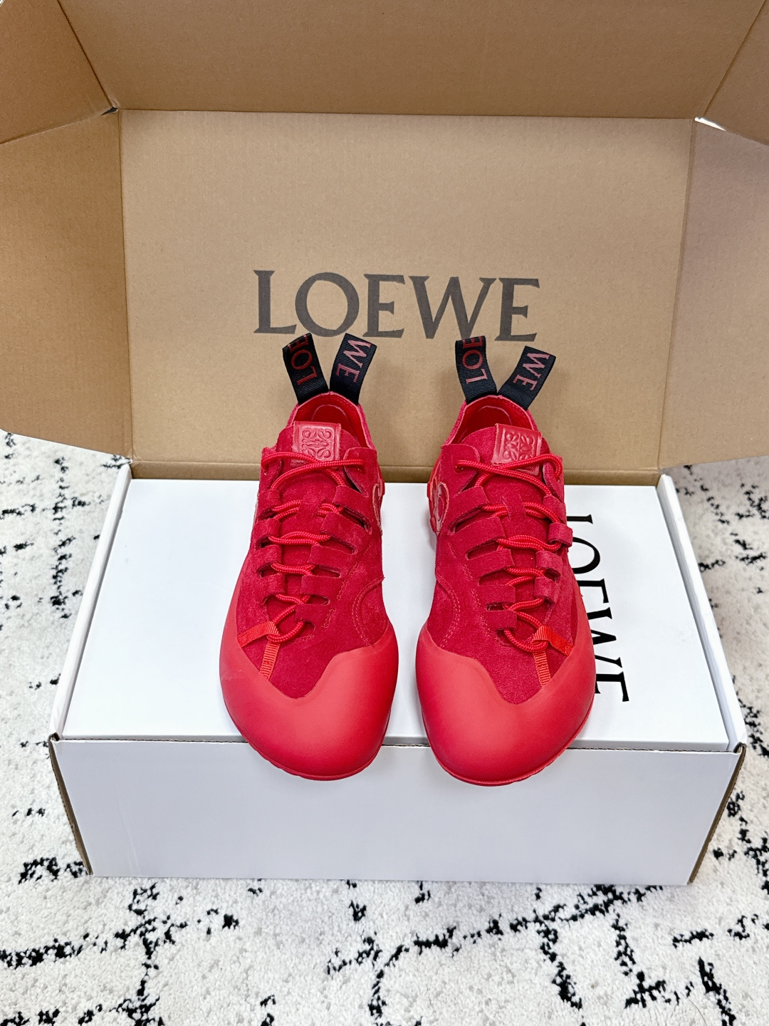 NO:787934,Men's couple model Loewe 26ss spring and summer new couple model Thick-soled Forrest Gump shoes Casual shoes Dexun shoes This suede sneaker has a delicate texture and a black rubber sole, which is simple and modern. There is a brand webbing on the tongue and heel, and the details are perfect. The Anagram logo is highly recognizable!  The thick-soled rubber sole has great grip and comfort, and can be easily used for daily commuting and leisure outings. It has both retro and modern feel. The black color is versatile and can be worn in skirts and trousers, making it easy to create a fashionable look. The upper is made of original imported first-layer cowhide/cow suede, and the lining is sheepskin. The outsole is original custom-made non-slip rubber outsole.  Size35-44 (women's size 40, men's size 45, custom-made and non-returnable), casual shoes/sports shoes, loewe, loewe, sneakers, skirts, cowhide, sheepskin, chamois leather19860909男情侣款 Loewe 罗意威 26ss春夏新款 情侣款 厚底 阿甘鞋 休闲鞋 德训鞋这款麂皮运动鞋,质感细腻,搭配黑色橡胶鞋底,简约又有现代感.鞋舌和后跟有品牌织带,细节满分.Anagram标志,辨识度超高！厚底橡胶鞋底,抓地力和舒适度都很棒,日常通勤、休闲出街都能轻松驾驭 复古与现代感兼具,黑色百搭,裙装裤装都能hold住,轻松打造时髦造型 鞋面采用原版进口头层牛皮/牛反绒 内里羊皮 大底原版定制防滑橡胶大底 Size35-44（女码40,男码45定做不退换）,休闲鞋/运动鞋,loewe,loewe,sneakers,skirts,cowhide,sheepskin,chamois leather,Women's Shoes