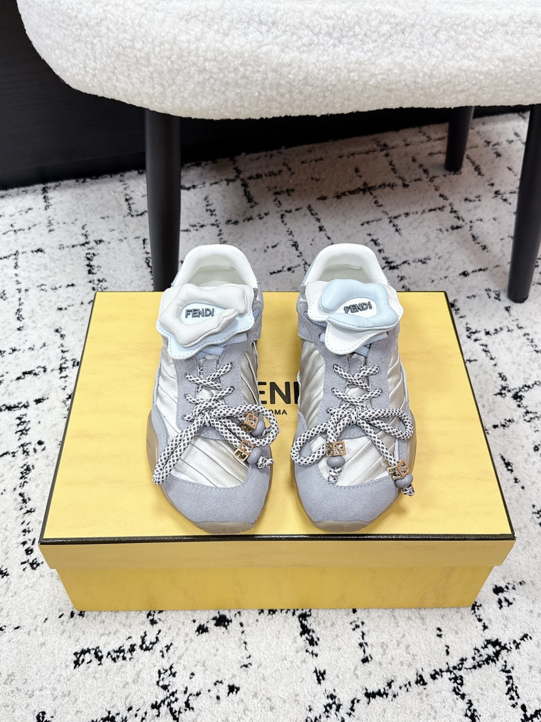 NO:786581,FENDI Fendi 26/ New flower flip moral training shoes for early spring New flower moral training shoes, the sweet girl's spring and summer natal shoes directly become gods!  The iconic flower clamshell tongue design can be flipped or stood up with one click to switch between two styles, which directly adds a sweet and cool feeling. The retro virtue shoe style is matched with a thick sole, which makes the legs look longer and smaller in seconds, making it a must-have for a small person. The multi-material splicing process, the soft sole is extremely comfortable for the feet, and will not wear your feet for a long time, so you can run around without stress for a long time. 5 kinds of dopamine fairy colors can cover your outfits throughout spring and summer. They look good with skirts and trousers, and are suitable for commuting, dating, and going out on the street.  Fabric: cow suede/cloth, lining: cowhide, outsole, original molded outsole, size 35-40 (customized size 40 is not returnable), casual shoes/sports shoes, fendi, fendi, sneakers, skirts, cowhide19860909FENDI 芬迪 26/ 早春新款花朵翻盖德训鞋 新款花朵德训鞋,甜妹春夏本命鞋直接封神！标志性花朵翻盖鞋舌设计,可翻可立两种风格一键切换,甜酷感直接拉满.复古德训鞋型搭配厚底,上脚秒显腿长显脚小,小个子天菜无疑.多材质拼接工艺,软底上脚巨舒服,久穿不磨脚,日常暴走无压力. 5种多巴胺神仙配色,承包你一整个春夏的穿搭,配裙配裤都好看,通勤、约会、出街全场景适配. 面料牛反绒/布 内里牛皮 大底原版开模大底 size35-40码（40码定制不退换）,休闲鞋/运动鞋,fendi,fendi,sneakers,skirts,cowhide,Women's Shoes