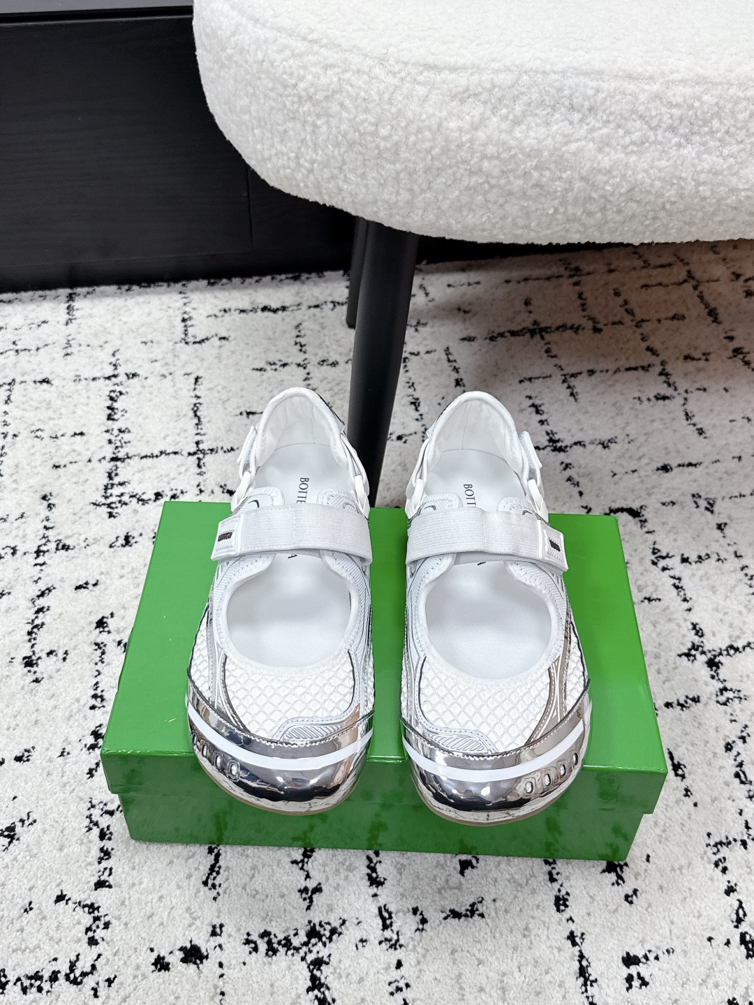 NO:785417,Bottega Venet* 26/ Early Spring New Mary Jane Sneakers combine the elegance of ballet shoes with the sports style of the millennium to create a new spark. The mesh breathable fabric + metallic texture stitching, built-in futuristic filters, and iconic Velcro design allow lazy people to put on and take off freely in one second. The thick soles quietly increase in height. Comfort and fashion are never in conflict. The relaxation of 'sweet and cool balance' is unlocked when you put on your feet. A must-have pair in your shoe cabinet. Close your eyes and avoid stepping on thunder.  It is not just a pair of shoes, it is the master key to the style in your wardrobe - it looks sweet when paired with a pleated skirt, and it looks cool when paired with overalls. It can be easily used for commuting, dating, and traveling. Fabric Metal foil/mesh Lining mesh Outsole TPU outsole size 35-41 (customized sizes 40 and 41 are non-refundable), Mary Jane, bottega veneta, mary jane, sneakers, skirts19860909Bottega Venet* 26/ 早春新款玛丽珍运动鞋 将芭蕾鞋的优雅与千禧运动风碰撞出全新火花,网眼透气面料+金属质感拼接,自带未来主义滤镜,标志性魔术贴设计,一秒解锁懒人穿脱自由,厚底悄悄增高,舒适与时髦从不对立,上脚即解锁「甜酷平衡」的松弛感,鞋柜里必须拥有的一双,闭眼入不踩雷. 它不只是一双鞋,更是你衣橱里的风格万能钥匙——搭配百褶裙是甜妹,搭配工装裤是拽姐,通勤、约会、出游,都能轻松拿捏. 面料金属贴膜/网布 内里网布 大底TPU大底 size35-41码（40、41码定制不退换）,玛丽珍,bottega veneta,mary jane,sneakers,skirts,Women's Shoes