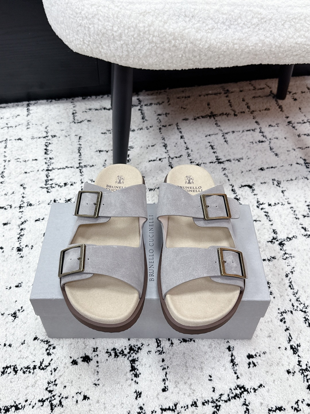 NO:788856,Brunello Cucinelli 26/ Spring and summer new retro old money style sandals. Brunello Cucinelli's sophisticated materials exquisitely make these summer urban casual slippers. The washed suede front strap is soft and skin-friendly, and it is equipped with a metal buckle with an engraved logo, allowing you to easily adjust the comfortable wearing feeling. It is an artifact for daily relaxation!  The simple design makes it easy to wear, and the soft sole is easy to walk. It can accompany you at home to read newspapers and drink coffee, or go out to buy small items. It can easily be used for daily comfort. The fabric is original one-to-one custom-made cow suede. The inner cashmere feet are outsole. Original open-molded rubber foam combination sole. Size36-45 (40 for women and 45 for men. Customized and non-returnable), slippers, brunello cucinelli, slippers, chamois leather19860909Brunello Cucinelli 26/ 春夏新款复古 老钱风 凉拖鞋 Brunello Cucinelli的考究材料精美了这款夏季都市休闲拖鞋.水洗麂皮前带柔软亲肤,搭配雕刻徽标的金属搭扣,让您轻松调节出舒适穿着感.日常松弛感神器！简约设计不挑穿搭,软底好走,居家陪你读报喝咖啡,出门买个小物件也适配,轻松承包舒适日常 面料原版一比一定制牛反绒面 内里羊绒垫脚 大底原版开模橡胶发泡组合底 Size36-45（女40.男45.定做不退换）,拖鞋,brunello cucinelli,slippers,chamois leather,Women's Shoes