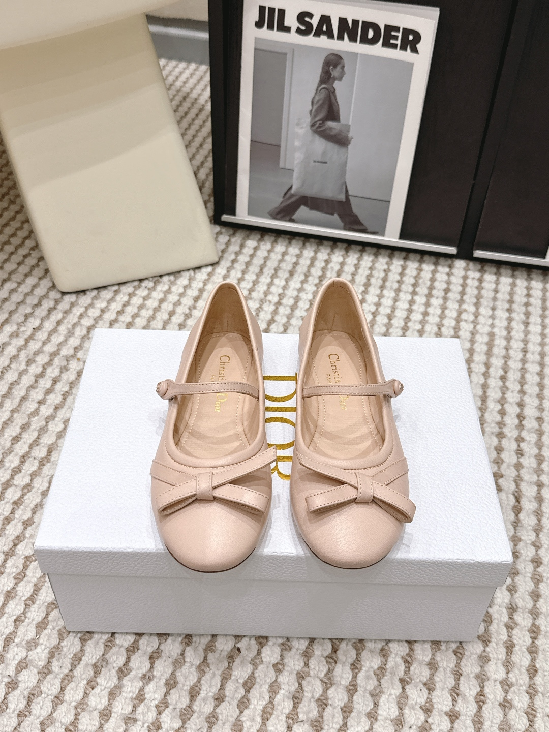 NO:788520,Purchasing level Dior 26ss early spring new ballet shoes New DIOR silk bow ballet So good~ Classic Dior bow element of ballet shoes Ribbed bow with CD detail bow Exquisite design A must-have for little women, the comfort is really great Size#35-39 (40 41 custom-made, non-refundable), ballet shoes, dior, dior, real silk19860909代购级 Dior 26ss 早春新品芭蕾舞鞋 新品DIOR 真丝 蝴蝶结 芭蕾舞 好乖啊～ 芭蕾鞋经典的迪奥蝴蝶结 元素 罗纹蝴蝶结上加了CD细节的蝴蝶结 设计精致 小女人必备款舒适感真的极极好 Size#35-39（40 41 订做不退换）,芭蕾舞鞋,dior,dior,real silk,Women's Shoes