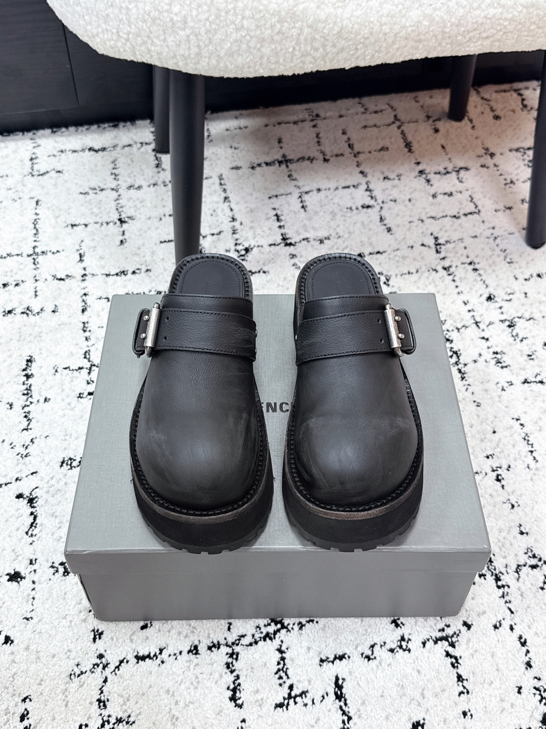 NO:789998,Balenciaga 26/ The latest thick-soled metal buckle Mule Birkenstock slippers for spring and summer. There are many celebrity Internet celebrities. The upper is designed with an adjustable silver metal buckle. It is Balenciaga's iconic motorcycle style. The tightness can be adjusted according to the foot shape, and the fit is full. Classic Birkenstock shoe type + Muller drag structure, no heel slip-on design, easy to put on and take off, go out in one second, perfectly fits the brand's high street relaxation. Fabric imported calf leather Heel height 5cm thick sole outsole original molded combination gear outsole Size35-41 (40.41 custom made and non-returnable), half drag, balenciaga, balenciaga, cowhide19860909巴黎世家Balenciaga 26/ 春夏最新款厚底金属扣穆勒勃肯拖 超多明星网红种草 鞋面采用可调节银色金属扣带设计 是巴黎世家标志性的机车风 可根据脚型调整松紧,适配度拉满 经典勃肯鞋型+穆勒拖结构,无后跟套脚设计,穿脱方便,一秒出门,完美契合品牌的高街松弛感 面料进口小牛皮 跟高5cm厚底 大底原版开模组合齿轮大底 Size35-41（40.41定做不退換）,半拖,balenciaga,balenciaga,cowhide,Women's Shoes