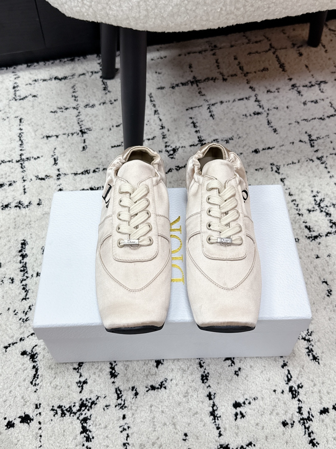 NO:790001,Dior Dior 26/ Latest Cur Series Elastic Ballerina Casual Sneakers This Dior Cur sneaker is designed by Jonathan Anderson, showing an elegant silhouette and a distinctive modern aesthetic style. The classic square toe design is decorated with heart-shaped stitching to enhance the style. The sheepskin style, with a thin and flexible sole, is extremely comfortable and can enhance the style of various casual looks this season. The delivery counter is exquisitely packaged  Fabric: Original custom-made imported first-layer cowhide, original imported soft sheepskin lining, original open-molded anti-slip rubber material for outsole Size: 35-40 (customized for 40, non-refundable), casual shoes/sports shoes, dior, dior, sneakers, cowhide, sheepskin19860909Dior迪奥 26/ 最新Cur 系列 松紧 芭蕾舞 休闲 运动鞋 这款 Dior Cur 运动鞋由乔纳森·安德森 (Jonathan Anderson) 倾情设计,展现优雅廓形,彰显鲜明的现代美学风格.经典的方形鞋头设计,饰以心形缉面线提升格调.羊皮革款式,搭配纤薄、柔韧的鞋底,舒适非凡,可为本季各式休闲造型提升格调,配送专柜精美包装 面料:原版定制进口头层牛皮 内里原版进口柔软羊皮里 大底原版开模防滑橡胶材质 Size : 35-40（40定做不退换）,休闲鞋/运动鞋,dior,dior,sneakers,cowhide,sheepskin,Women's Shoes