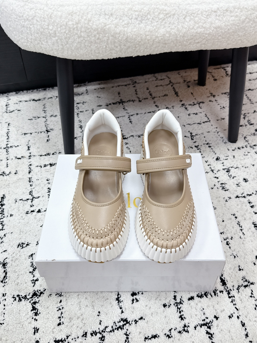 NO:789988,#TOPVERSION Chloé Chloé 26/Early Spring Nnma Series Wedge Velcro Casual Sneakers This Nama wedge sneaker is made of smooth and suede cow leather, combining the Mary Jane upper design with the series' iconic lightweight and ultra-comfortable sole. The final embellishment is exquisite handmade blanket embroidery, which takes 4.5 hours to complete. The straps and heel are decorated with embossed Chloé Logo, and the distribution counter is beautifully packaged. Fabric:  Original customized imported first-layer cowhide lining: imported breathable mesh lining outsole original molded anti-slip rubber material bottom thickness 7.5CM Size: 35-41 (40.41 custom-made, non-returnable), Mary Jane, chloe, mary jane, sneakers, cowhide19860909#顶级版本 Chloé 蔻依 26/早春Nnma系列 坡跟 魔术贴 休闲 运动鞋 这款 Nama 坡跟运动鞋采用光面和绒面母牛皮制成,将玛丽珍鞋面设计与该系列标志性的轻巧超舒适鞋底相结合.最后点缀以精湛的手工毯边绣,该工艺需要耗时4.5工时完成.绑带与后跟处均饰有压印 Chloé Logo,配送专柜精美包装 面料 : 原版定制进口头层牛皮 内里 : 进口透气网里 大底 原版开模防滑橡胶材质 底厚 7.5CM Size : 35-41（40.41定做不退换）,玛丽珍,chloe,mary jane,sneakers,cowhide,Women's Shoes