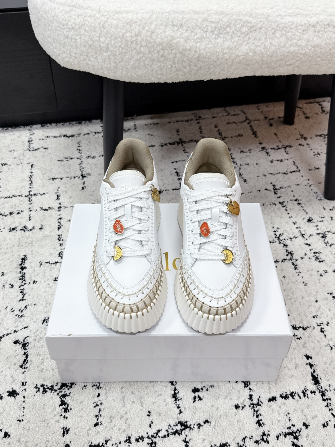 NO:789994,#With accessories Top version Chloe/Chloe 25/ New thick-soled white shoes casual shoes Original soles, all hand-threaded, all positions are just right, Internet celebrity hot style, top leisure vacation series Big celebrities and Internet celebrities unanimously pursue this style, and it was once out of stock and hard to find. An indispensable single-piece slipper, very attractive and fashionable sports style on the feet, show your elegance, lightness, slimming, and white feet in your way. Fabric imported cowhide leather lining:  Original molded fabric, outsole rubber outsole/super light wear-resistant velvet combination Size#35-40 (40 orders are not returnable), casual shoes/sports shoes, chloe, loewe, sneakers, slippers, cowhide19860909#带配饰 顶级版本 Chloe 克洛伊/蔻依 25/ 新款 厚底小白鞋 休闲鞋 原版鞋底,全手工穿线,所有的位置刚刚好 ,网红爆款,顶级休闲度假系列 大咖网红一致追求此款,更是断货一度难求 不可缺少的单品拖鞋,上脚极具吸引时髦运动风尚,以你的方式彰显你的优雅、轻便、显瘦、显脚白 面料进口牛皮 内里: 原版开模布料 大底橡胶大底/超轻耐磨绒组合 Size#35-40（40订做不退换）,休闲鞋/运动鞋,chloe,loewe,sneakers,slippers,cowhide,Women's Shoes