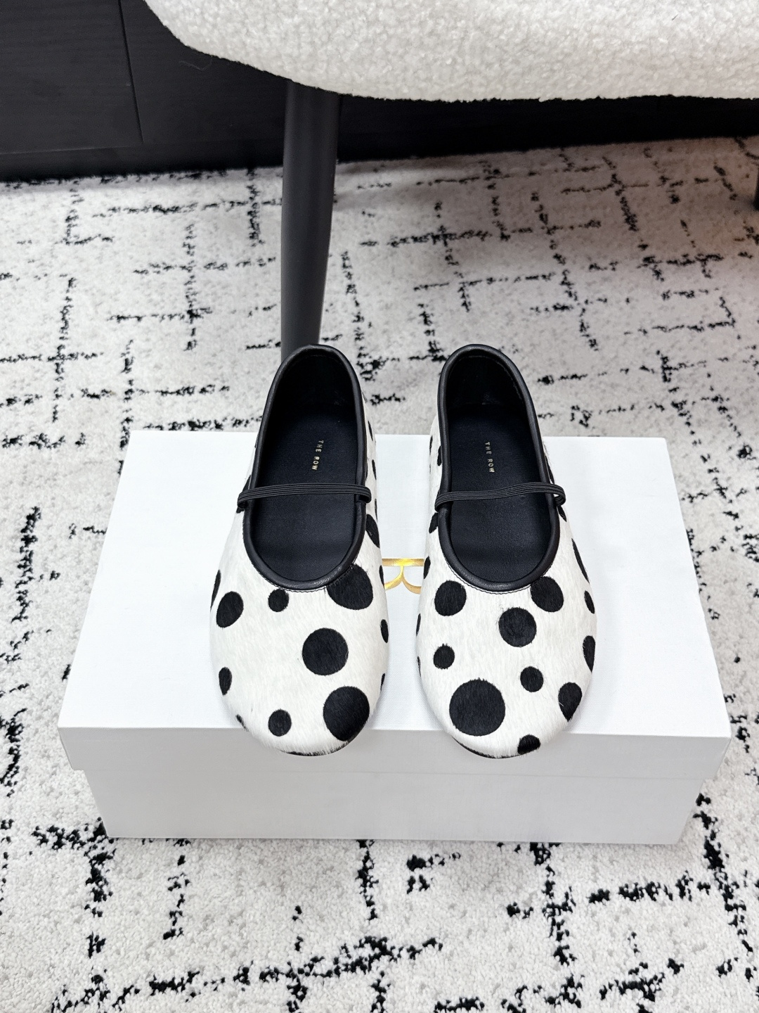 NO:790007,TheRow 26/ The new early spring Mary Jane flat shoes with horse hair polka dot pattern are always at the forefront of fashion. The simpler they look, the more minimalist they are, and the more sophisticated they are. Although they are niche but very high-end, there are no big designs but there are small details everywhere. The excellent leather texture and last-shaped craftsmanship make people fall in love at first glance. The round-toe shoe shape does not look stupid and gives more possibilities for wearing. The upper is made of original imported horse hair, and the lining is sheepskin. The outsole is original custom injection molded non-slip rubber outsole.  Size35-40 (40 is custom-made and non-refundable), ballet shoes, mary jane, sheepskin19860909TheRow 26/ 早春新款马毛波点纹玛丽珍平底单鞋 总是走在时尚去最前沿,看着简单越是极简,越讲究它虽然小众但是很高级,没有大设计但处处都是小细节,出色的皮料质感和楦型工艺让人一眼爱上.圆头鞋型不显憨笨赋予更多穿搭可能性. 鞋面采用原版进口马毛 内里羊皮 大底原版定制注塑防滑橡胶大底 Size35-40（40定做不退换）,芭蕾舞鞋,mary jane,sheepskin,Women's Shoes