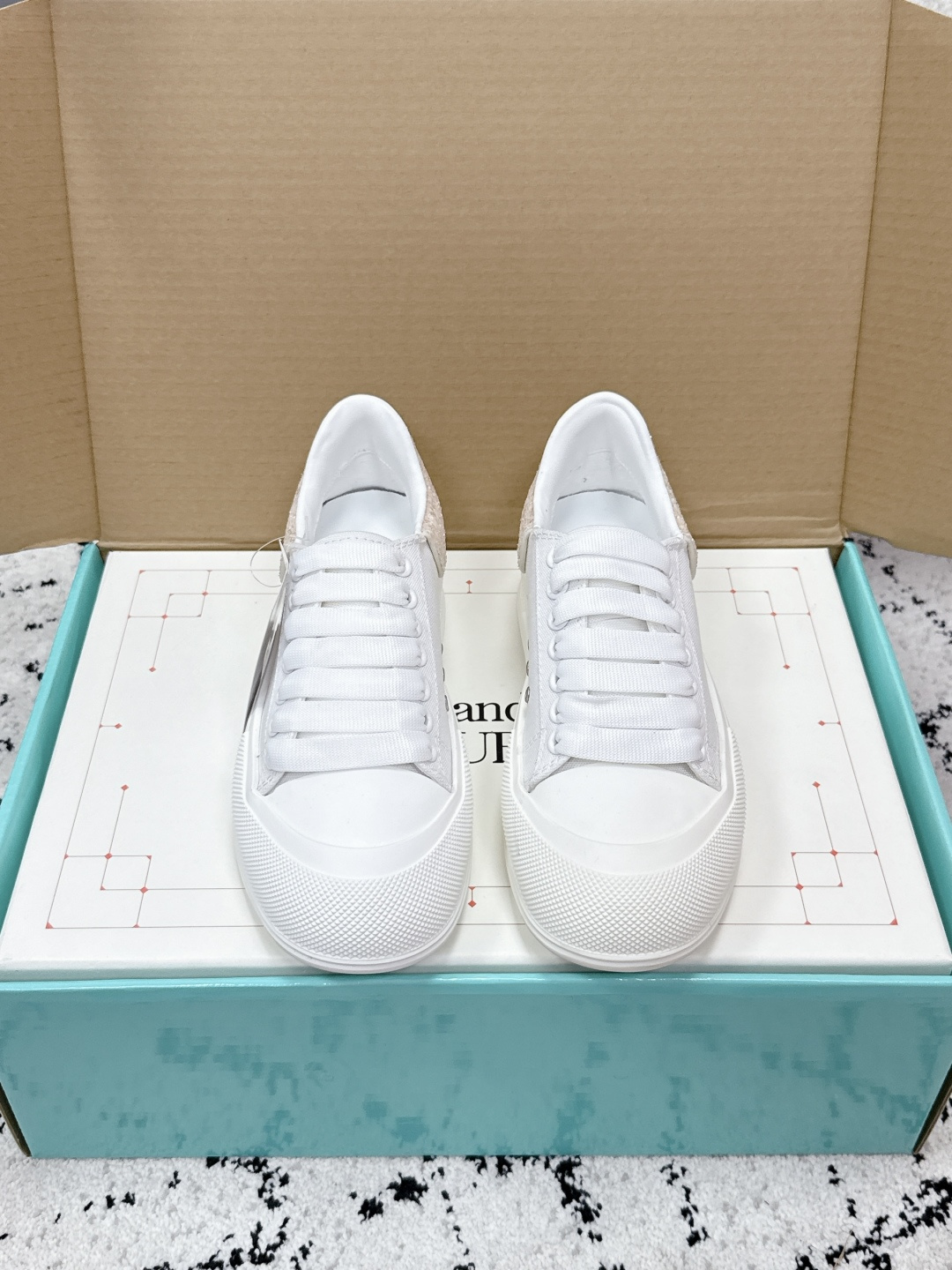 NO:786488,#couplestop version McQueen Deck Classic canvas lace-up low-top sneakers Plimsoll with thick oversized rubber TPU sole. The lace-up is detailed with a rubber-wrapped sole and tonal Alexander McQueen signature, completed with a suede heel counter. Round toe shape silhouette details rubber toe cap This canvas shoe comes with a rubber-wrapped sole and tonal Alexander McQueen signature, finished with a classic back. Round toe silhouette, toe capped with rubber details..  High-density canvas/calf leather material available, Size women's size 35-40, men's size 40-45 (women's 40 and men's 45 customized), casual shoes/sports shoes, alexander mcqueen, sneakers, cowhide, chamois leather19860909#情侣款 顶级版本  麦昆 Deck 经典帆布系带 低帮板鞋 Plimsoll与厚超大橡胶TPU 鞋底.系带是详细的橡胶包裹鞋底和色调亚历山大麦昆签名,完成了麂皮高跟柜台.圆形鞋头造型轮廓细节橡胶鞋头这款帆布鞋搭配橡胶包覆鞋底和同色系Alexander McQueen标志,饰有经典后帮.圆头廓形,鞋头覆以橡胶细节.. 高密度帆布/小牛皮材质可选 Size女码35-40 男码40-45（女40男45订做）,休闲鞋/运动鞋,alexander mcqueen,sneakers,cowhide,chamois leather,Women's Shoes