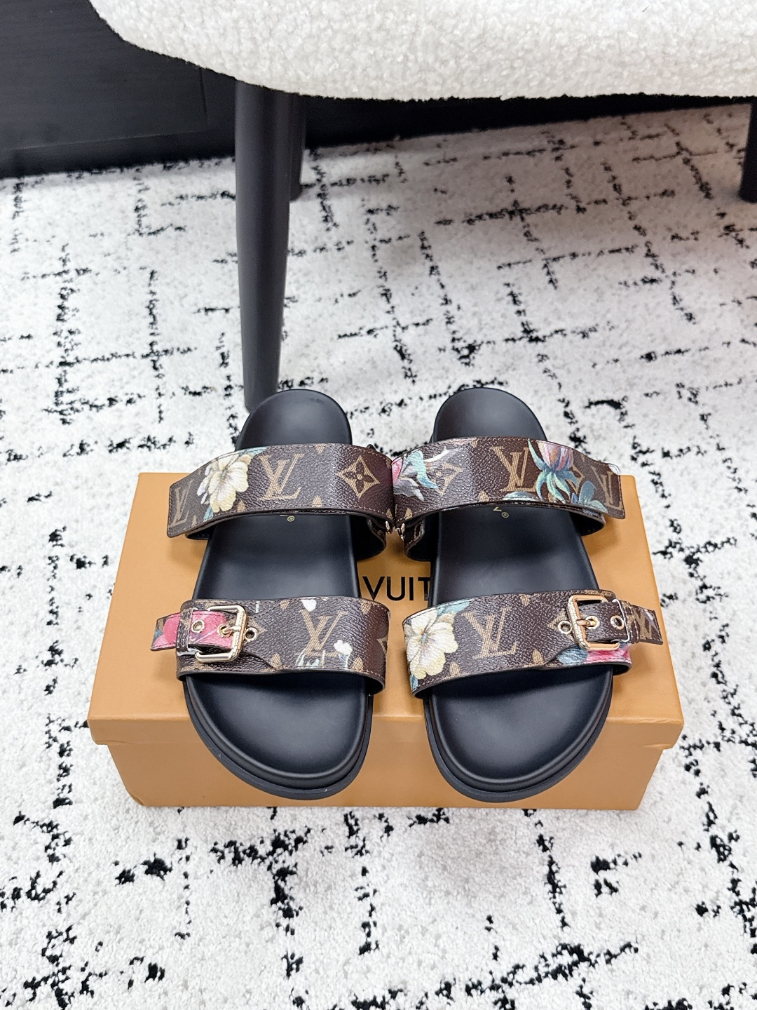 NO:789734,Louis Vuitton 26/ The latest beach slippers for spring and summer. These printed Velcro slippers are soft and comfortable, and have good breathability, allowing you to keep your feet fresh in the hot summer. The unique open-toe design is fashionable and sexy, making you unique among the crowd. Fabric: cowhide, water-dyed sheepskin lining, outsole, rubber sole Size35-40 (customized for 40), slippers, louis vuitton, slippers, cowhide, sheepskin19860909路易威登 26/ 春夏最新款沙滩拖鞋 这款印花魔术贴拖鞋,柔软舒适,透气性好,让你在炎炎夏日也能保持脚部的清爽独特的露趾设计,时尚又性感,让你在人群中独树一帜. 面料牛皮 内里水染羊皮 大底橡胶底 Size35-40（40定做）,拖鞋,louis vuitton,slippers,cowhide,sheepskin,Women's Shoes