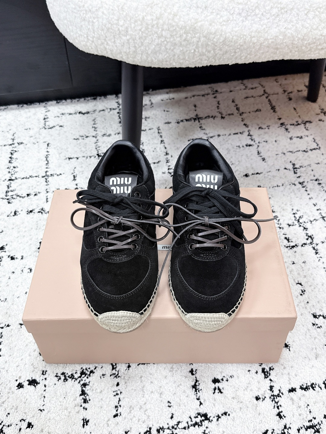 NO:789723,MiuMiao 26/ New braided hemp rope fisherman shoes, the latest catwalk series, classic upgrades, both comfort and fashion. Each color combination looks good, and the design matches different style needs. The natural hemp rope weaving on the toe and side has a hand-made feel. The rustic texture is really textured, and the double shoelace design is too detailed!  The two tying methods unlock different styles. The hemp rope-wrapped edges are neatly routed. The soles are soft and elastic and do not grind the feet. They are comfortable for commuting and running. The fabric is high-mercerized cow velvet/raffia hand-woven. The lining is high-mercerized cow velvet. Outsole rubber sole. Size 35-40 (customized for 40, non-returnable), casual shoes/sports shoes, sneakers, espadrilles19860909谬谬 26/ 新款 编织麻绳渔夫鞋 最新走秀系列 经典升级 舒适度与时髦度并存 每个颜色搭配都好看,设计搭配不同风格需求.鞋头和侧边的天然麻绳编织,手工感拉满,那种质朴的肌理感真的太有质感了,双鞋带设计太戳细节党！两种系法解锁不同风格,麻绳包边的走线整整齐齐,鞋底软弹不磨脚,通勤暴走都舒服 面料高丝光胎牛绒/拉菲草手工编织 内里高丝光胎牛绒 大底橡胶底 Size35-40（40定做不退换）,休闲鞋/运动鞋,sneakers,espadrilles,Women's Shoes