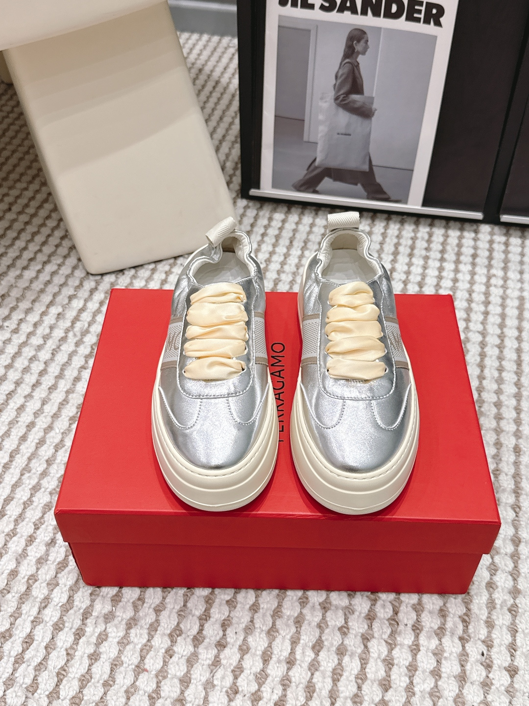 NO:788987,Purchasing level Ferragamo 26 spring and summer thick-soled casual shoes. Low-top design combined with thick-soled structure, with iconic details, showing new ideas. The shoes are made of white lightweight leather, embellished with padded leather webbing details, and cleverly embellished on the laces. Fabric: original imported first-layer cowhide, original custom-made soft sheepskin lining, original open-molded TPU anti-slip outsole  Size: Female #35-40 (40 orders are not returnable), casual shoes/sports shoes, ferragamo, ferragamo, sneakers, cowhide, sheepskin19860909代购级 菲拉格慕Ferragamo 26款春夏季 厚底休闲鞋 低帮设计结合厚底结构,搭配标志性细节,彰显盎然新意 该鞋款采用白色轻质皮革匠造而成,缀饰加衬皮革织带细节,系带上巧妙点缀 面料:原版进口头层牛皮 内里原版定制柔软羊皮里 鞋底原版开模TPU防滑大底 Size:女#35-40（40订做不退换）,休闲鞋/运动鞋,ferragamo,ferragamo,sneakers,cowhide,sheepskin,Women's Shoes