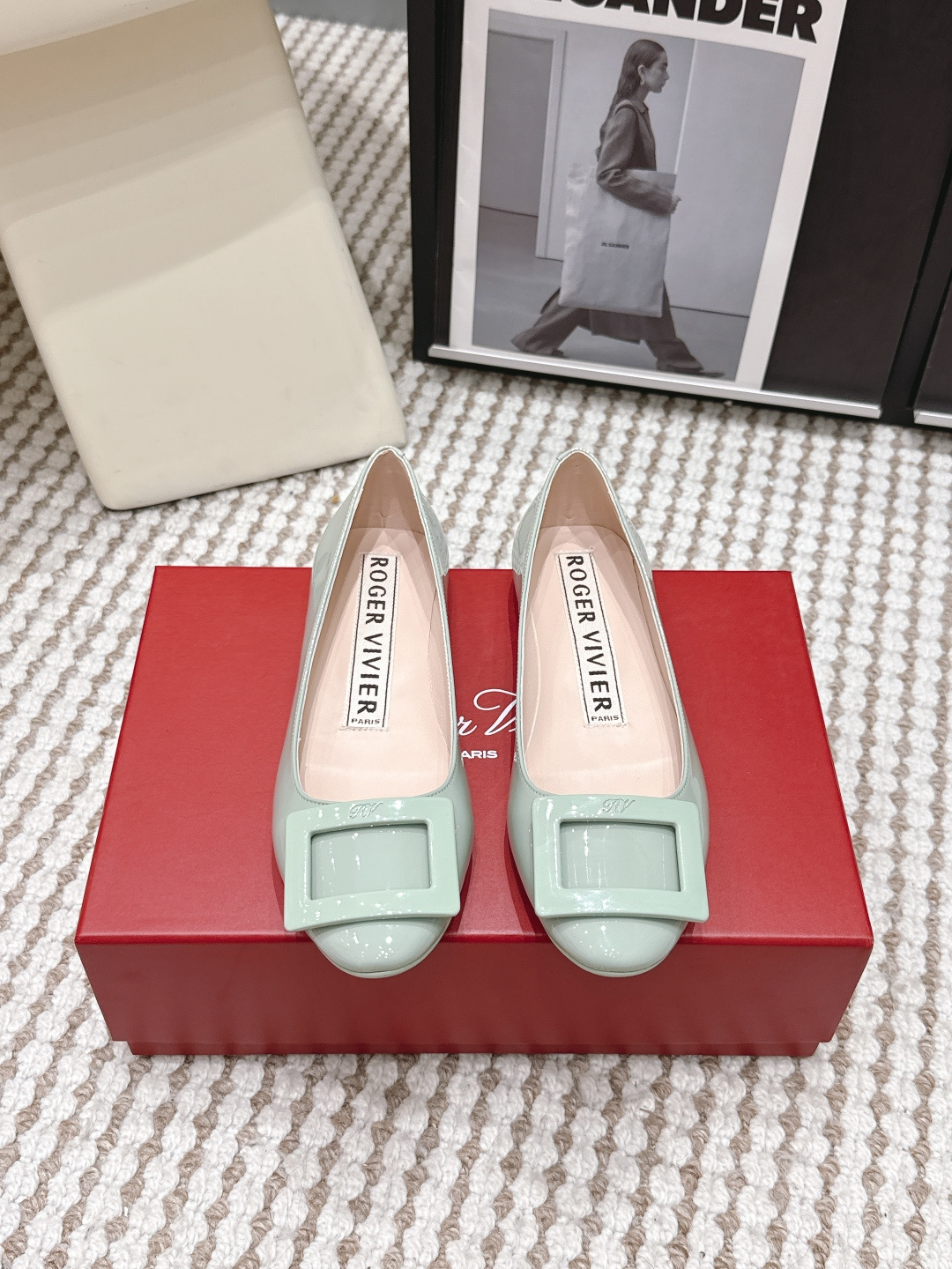 NO:788972,Purchasing agent Roger Vivier RV 26 ss new paint square buckle shoes. Founded in 1965, Roger Vivier is the brand's representative work and is loved for its special buckle and Skyscraper heel design. This high-heeled shoe adds a new twist to the traditional design and is made of patent leather. It is comfortable and elegant, and can easily enhance your daily look. Calf patent leather upper, sheepskin lining Size:  #35-39 (40 customized, non-refundable),Mary Jane,roger vivor,mary jane,high heels,sheepskin19860909代购级 Roger Vivier RV 26 ss 新款 烤漆方扣单鞋 始创于1965年,Roger Vivier是品牌代表作,以其特别的饰扣和Skyscraper后跟设计备受喜爱. 本款高跟鞋在传统设计上增添新意,以漆皮制成,舒适又不失优雅,轻松提升日常造型. 鞋面小牛漆皮 内里羊皮内里 Size: #35-39（40定制不退换）,玛丽珍,roger vivier,mary jane,high heels,sheepskin,Women's Shoes