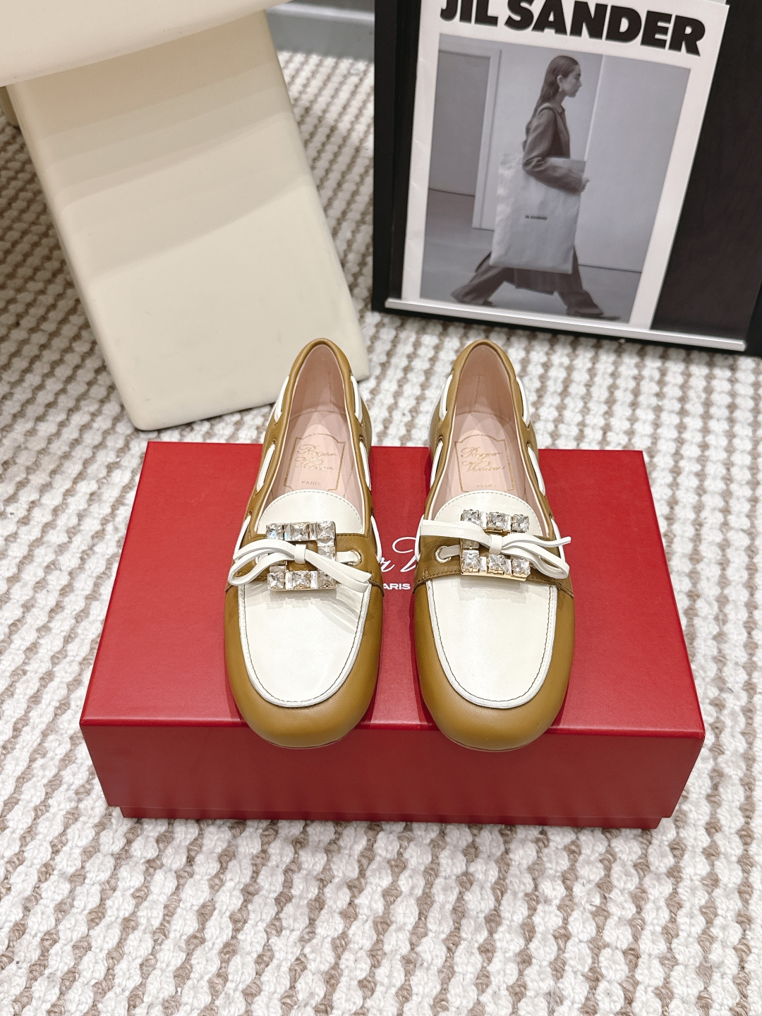 NO:788969,Purchasing agent Roger Vivier 26ss spring and summer diamond buckle loafers, single shoes, top production. Boss, you can take a look. They are so beautiful. RV's new diamond buckle loafers refuse to be matched all year round!  When it comes to diamond buckles, you will immediately think of shoes that are very comfortable on the feet regardless of the style. They have a lot of diamond buckles, but they are the only one that can design the same element into hundreds of different styles every time!  Any square buckle that has been released in the past few years is still at the top of the list of classics. If you don’t want to compete with others this early autumn, you must buy this year’s new metal square buckle!  !  Imported suede, imported patent leather, mixed sheepskin lining, Italian imported through-dyed genuine leather outsole Size#35-40 (40 custom made, non-refundable), loafers, roger vivor, loafers, sheepskin, chamois leather, Leather soles19860909代购级 Roger Vivier 26ss 春夏 钻扣乐福鞋 单鞋 巅峰制作 大老们可以看过来 太美腻了 RV新款钻扣乐福鞋 一年四季拒绝撞款！ 说到钻扣 一下子就会联想到那个 不管任何款式上脚都非常舒适的鞋子 钻扣他们家是出了很多  但每次都能把同一元素设计出千百种不同样式感觉的也就只有他们家了！ 这几年出的任意一款方扣放到现在依旧是占领经典榜首的位置,如果不想这个初秋跟别人撞衫撞款的话,今年新出的金属方扣一定要入手了！！ 进口麂皮 进口漆皮 混种羊皮内里,意大利进口透染真皮大底 Size#35-40（40订做不退换）,乐福鞋,roger vivier,loafers,sheepskin,chamois leather,Leather soles,Women's Shoes