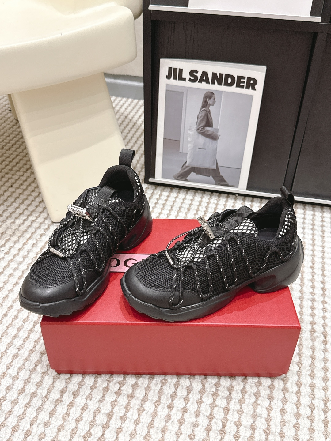 Женские кроссовки Roger Vivier с декоративной пряжкой