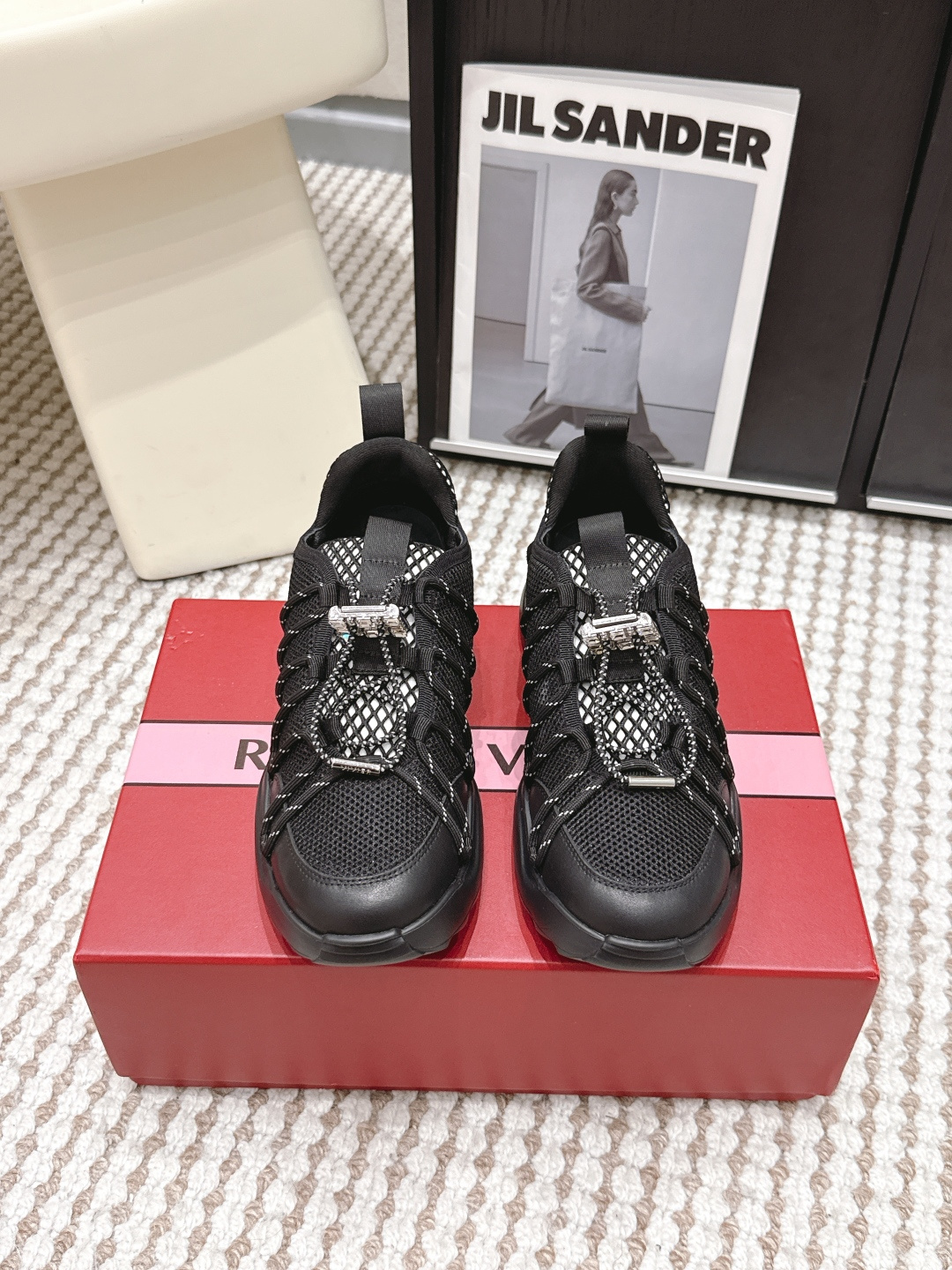 NO:788966,Purchasing agent Roger Vivier Viv' Zag Roger Vivier's new diamond buckle elastic rope women's thick-soled sneakers!  The much-loved Viv' Run series combines dynamic sports elements with elegant ladylike designs!  The Viv' Zag series of sports and casual shoes are made of mesh fabric and leather, equipped with elastic drawstrings and mini buckles. The upper is integrated with hiking shoe elements, the RV logo is embellished on the back of the slightly concave rubber outsole, and the buckle is decorated with sparkling diamond buckles. It is youthful and beautiful, and it is easy to create a vigorous Vivian girl. The simple shape is matched with eye-catching diamond buckles, which gives a full sense of luxury and a light foot feel!  Exquisite luxury yet casual and handsome!  Paired with a serrated edge outsole, the foot feels comfortable and adds Vivian elements to the relaxed and casual style. The details highlight the quality craftsmanship. The 5.5cm invisible height increase thick sole design quietly lengthens the leg line, making the legs visually slimmer!  Small people can still have supermodel proportions when wearing it, and the key is not bulky at all!  The mesh fabric is breathable and doesn't stuff your feet, so you won't feel tired after walking all day!  The soft elastic sole is super friendly to the arch of the foot, so you can wear it for shopping and commuting without any pressure ~ Size35-39 (40 customized, non-refundable), casual shoes/sports shoes, Roger Vivier, sneakers19860909代购级 Roger Vivier Viv' Zag 罗杰维维亚新款钻扣弹力绳女厚底运动鞋！ 备受喜爱的Viv' Run系列糅合活力运动元素和优雅淑女设计！ Viv' Zag系列运动休闲鞋以网眼面料拼皮革制成配有弹力抽绳和迷你饰扣 鞋面融入徒步鞋元素,微凹橡胶外底后面点缀RV标识,扣带饰以闪耀钻扣,青春靓丽,轻松打造元气维维亚女孩. 简约形体搭配夺目钻扣,高级感拉满,脚感轻盈！ 精致奢华又休闲帅气！搭配锯齿边外底,脚感舒适为松弛闲适风格增添维维亚元素 细节彰显品质工艺 5.5cm隐形 增高 厚底设计悄悄拉长腿部线条,视觉上腿直接瘦一圈！ 小个子穿上也能拥有超模比例,关键还完全不显笨重！ 网眼面料透气不闷脚,暴走一天都不累！ 软弹鞋底对足弓超友好,逛街通勤穿它都毫无压力～ Size35-39（40定制不退换）,休闲鞋/运动鞋,roger vivier,sneakers,Women's Shoes