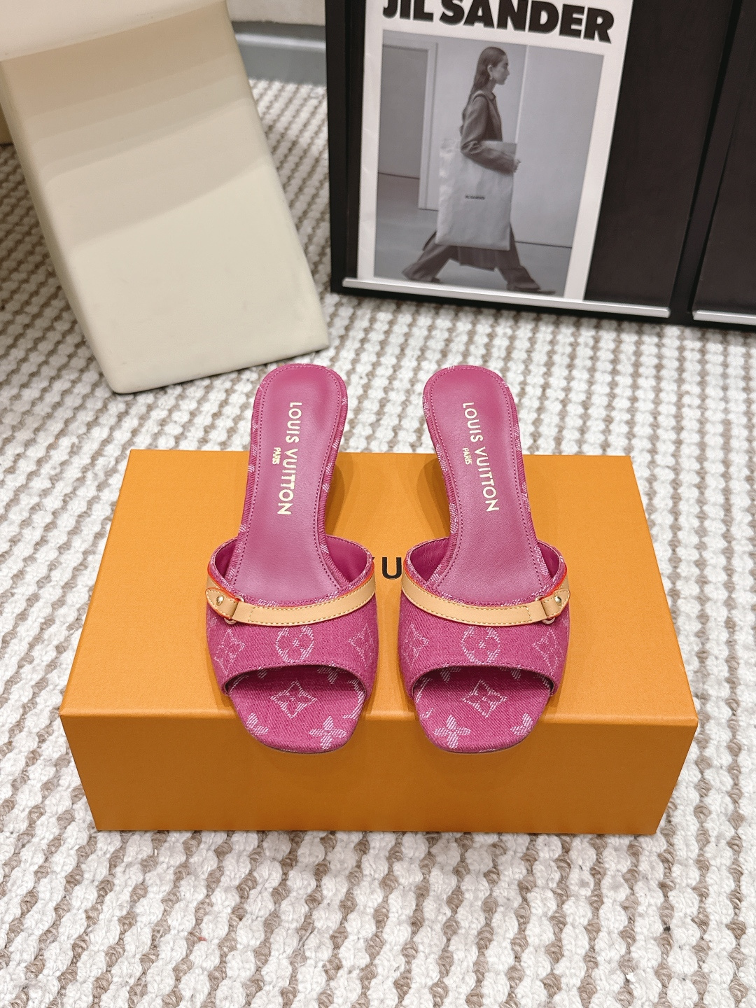 NO:788978,Purchasing agent Louis Vuitto* new classic high-heeled sandals for early spring. French elegance is welded to the feet. It is a godsend for commuting and dating. Who can resist a pair of high-heeled sandals engraved with LV's classic DNA!  The gold version with a square toe and stiletto heels makes your feet look longer in seconds. The classic presbyopia jacquard + exquisite metal buckle brings a sense of aura and gentleness. It brings a sense of retro elegance. The attention to detail is an ecstasy. The soft elastic insole will not make you tired if you wear it for a long time. It is multi-colored and can be worn all year round. You can wear it with your eyes closed without stepping on thunder. Upper cowhide/cloth lining Imported goatskin Outsole Genuine leather outsole size 35-41 (customized sizes 40 and 41 are not returnable)  Heel height 6cm, high heels slippers, louis vuitton, louis vuitton, high heels, slippers, cowhide, sheepskin, gold, Leather soles19860909代购级 Louis Vuitto*早春新款经典高跟凉拖 把法式优雅焊在脚上,通勤约会都封神,谁能拒绝一双把LV经典DNA刻满的高跟凉拖！方头+细跟的黄金版型,上脚秒变大长腿,气场与温柔感直接拉满经典老花提花+精致金属扣,复古贵气感拉满,细节控直接狂喜. 软弹鞋垫久穿不累,多色承包全年穿搭,闭眼入不踩雷. 鞋面牛皮/布面 内里进口山羊皮 大底真皮大底 size35-41码（40、41码定制不退换） 跟高6cm,高跟鞋拖鞋,louis vuitton,louis vuitton,high heels,slippers,cowhide,sheepskin,gold,Leather soles,Women's Shoes