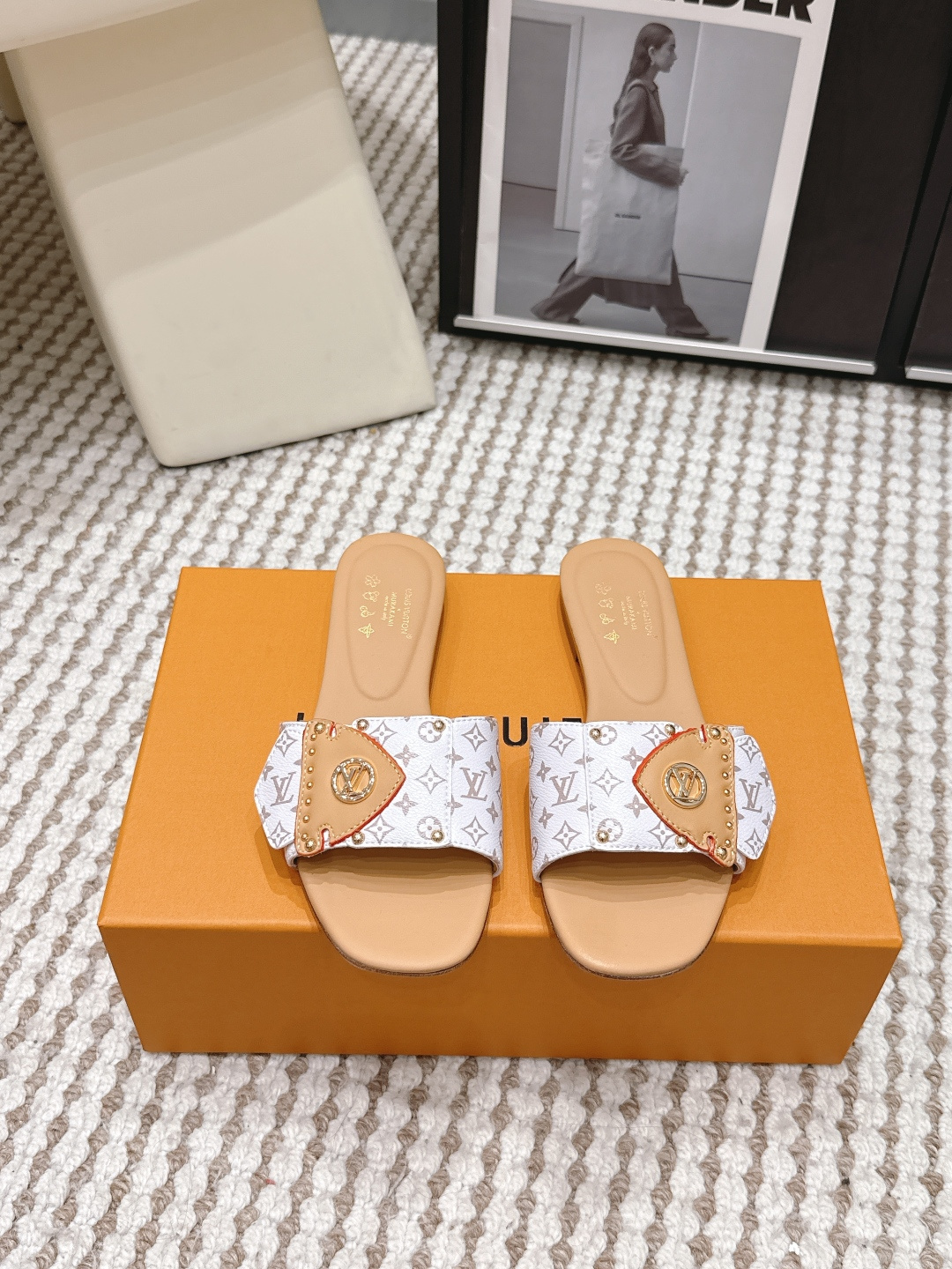 NO:788981,Purchasing agent Louis Vuitto* early spring new classic presbyopic flip-flops. Classic presbyopic design, the brand DNA is directly welded to the shoes. It is soft on the feet and does not wear your feet at all when walking. It is very suitable whether it is worn at home or when going out. It directly contracts the outfits for the entire spring and summer. Lazy sisters can just go for it without having to think about matching! Who knows how happy it is!  No need to worry about matching, just set it up and you will feel lazy and relaxed. The fairy slippers you just need in spring and summer, you can close your eyes without stepping on thunder. Upper cowhide/cloth, lining imported goatskin, genuine leather outsole size 35-41 (customized sizes 40 and 41 are non-returnable), high-heeled shoes and slippers, louis vuitton, high heels, slippers, cowhide, sheepskin, Leather soles19860909代购级 Louis Vuitto*早春新款经典老花一字拖 经典老花设计,把品牌DNA直接焊在鞋上.上脚软乎乎的,走路完全不磨脚,不管是居家穿还是出门逛gai都超合适,直接承包整个春夏的穿搭,懒人姐妹直接冲,不用想搭配的快乐谁懂啊！ 不用费心搭配,随便一套就是慵懒松弛感,春夏刚需的神仙拖鞋,闭眼入不踩雷. 鞋面牛皮/布面 内里进口山羊皮 大底真皮大底 size35-41码（40、41码定制不退换）,高跟鞋拖鞋,louis vuitton,high heels,slippers,cowhide,sheepskin,Leather soles,Women's Shoes