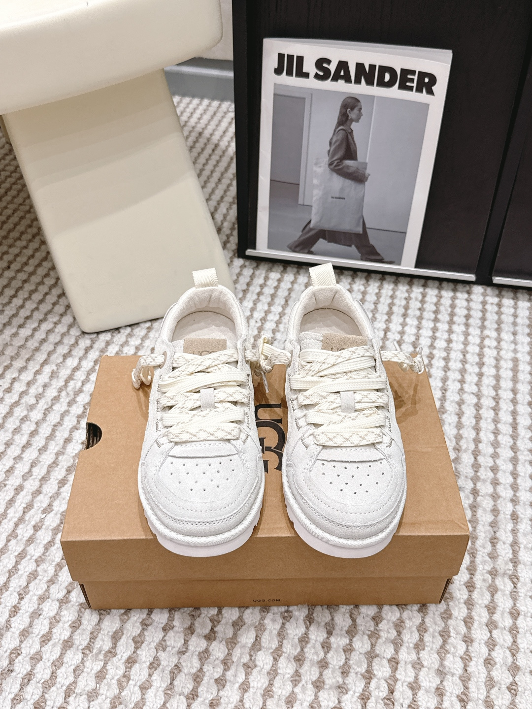 NO:788975,Purchasing level Thin-soled Mel Couple Style Unlock·Minimel｜Get three different tying methods Turn on the spring equipment seasonal change mode There is more than one aspect of the trend Freely release the spring style inspiration UGG's mini-mel casual shoes can make it easy for you to easily show the casual and relaxed spring energetic style UGG single product recommendation [UGG Minimel thin-soled casual shoes] Simple design The overall shape is full of relaxation Versatile style Suitable for various casual occasions Effortless to wear  Two-color double shoelace design makes it easy to put on and take off, comfortable and easy to wear. A pair of UGGs can complete any look!  Size 35-44, casual shoes/sports shoes, sneakers19860909代购级 薄底梅尔情侣款 解锁·Minimel｜Get三种不同系带方法 开启 春日装备换季模式 潮流不止一面 尽情自由释放春日造型灵感 UGG的迷你梅尔休闲鞋都能让你轻松应对,轻松展现出随性松弛的春日活力风格 UGG单品推荐【UGG Minimel 梅尔薄底休闲鞋】 简约的设计 整体造型松弛感满分 百搭的款式 适合各种休闲场合 不费力穿搭 双色双鞋带设计 穿脱方便 舒适好穿 一双UGG 搞定所有look！ 码数35-44,休闲鞋/运动鞋,sneakers,Women's Shoes