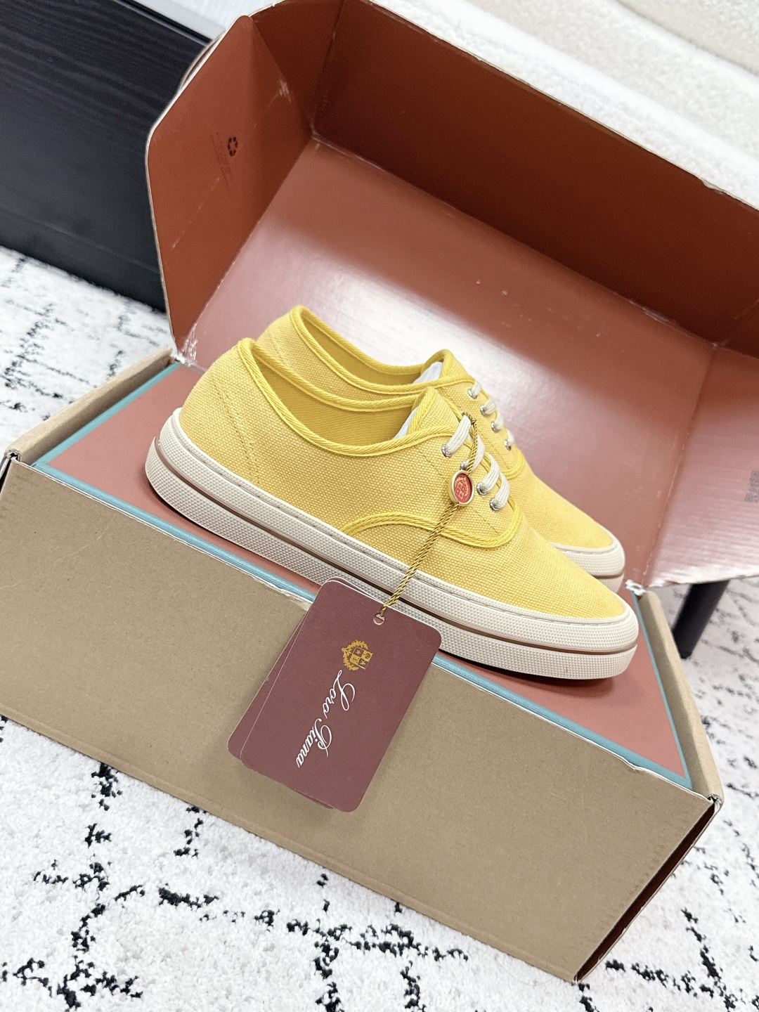 NO:789736,Loro Pian 26/ New simple canvas shoes for early spring. This pair of retro lazy canvas shoes is really easy to wear. The Anaheim version is perfect for lazy people to wear when going out!  The 3 colors directly cover all styles. The milky white model has a relaxed Japanese feel, the navy blue model has a college style, and the bright yellow model is full of vitality. The soft-soled canvas is super comfortable on the feet and will not tire your feet after long-term wear. It can be worn on wide feet and fleshy feet. It looks great with jeans, mini skirts, and overalls. Students and commuters can close their eyes. It is a versatile king in the shoe cabinet and will never go out of style. Fabric: knitted fabric, cloth lining, outsole, TPU outsole  size 35-40 (customized sizes 40 are non-refundable), casual shoes/sports shoes, loro piana, sneakers, skirts, jeans19860909Loro Pian 26/ 早春新款简约帆布鞋 这双复古懒人帆布鞋真的太好穿了,安纳海姆版型,懒人出门一脚蹬！3个颜色直接承包所有风格奶白款日系松弛感,藏青款学院风,亮黄款元气满满,软底帆布上脚超舒服,久穿不累脚,宽脚、肉脚都能穿. 搭牛仔裤、小裙子、工装裤都巨好看、学生党、通勤族闭眼入,鞋柜里的百搭王,永不过时. 面料针织布 内里布面 大底TPU大底 size35-40码（40码定制不退换）,休闲鞋/运动鞋,loro piana,sneakers,skirts,jeans,Women's Shoes