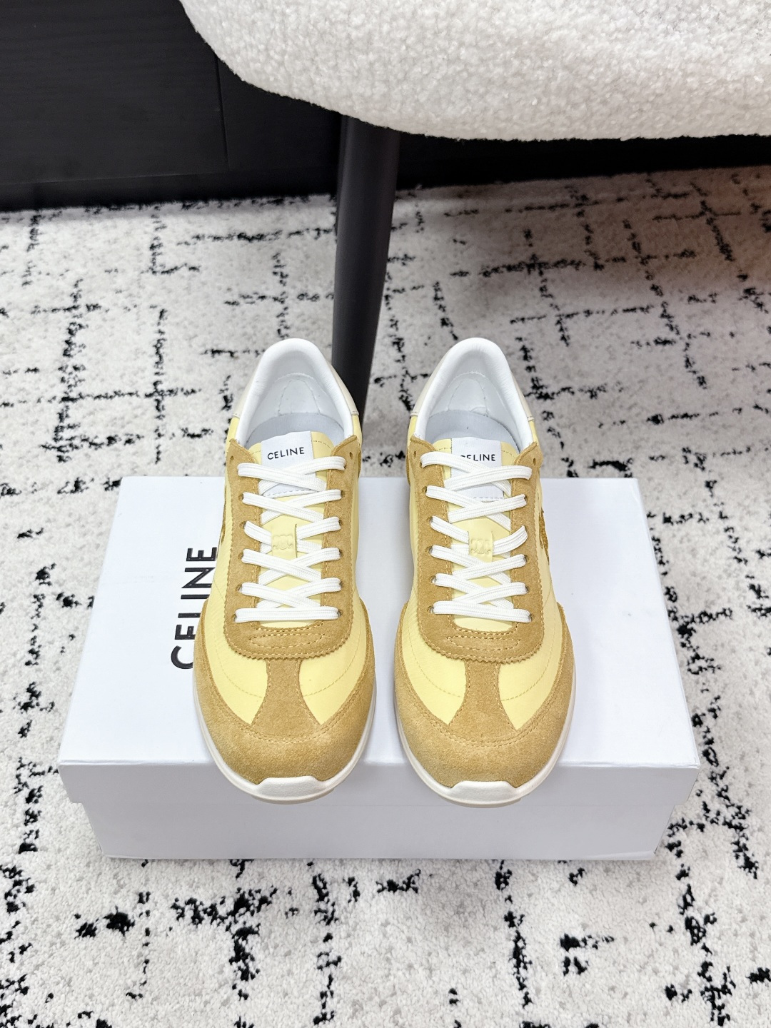 NO:789722,CELINE Celine 26/ Latest Racer Series Forrest Gump sports casual shoes. Many celebrity fashion bloggers have cultivated them. The design of Forrest Gump shoes is classic, timeless, cool and versatile. Whether it is sports style wear or daily casual wear on the street, it can be perfectly adapted to easily enhance the texture of the overall look. Moreover, the design of this pair of shoes is very suitable for the foot shape, so walking is not tiring. It is also very breathable in spring and summer, and will not make you sweat.  Whether you are going shopping, traveling or exercising, it can be your best match. Upper: High mercerized cowhide stitched with breathable fabric. Lining: Sheepskin lining. Outsole: Original private model outsole Size#35-41 (40.41 custom-made, non-returnable), casual shoes/sports shoes, celine, sneakers, cowhide, sheepskin19860909CELINE思琳 26/ 最新款Racer系列 阿甘 运动 休闲鞋 超多明星时尚博主种草 阿甘鞋鞋型设计经典永不过时 酷帅又百搭无论是运动风穿搭 还是日常出街的休闲装,它都能完美适配,轻松提升整体造型的质感 而且这双鞋的设计很贴合脚型,走路不累脚,春夏穿着也很透气,不会闷汗 不管你是去逛街、旅行还是运动,它都能成为你的最佳搭子. 鞋面: 高丝光牛皮拼接透气布 内里: 羊皮内里 大底: 原版私模大底 Size#35-41(40.41定做不退换),休闲鞋/运动鞋,celine,sneakers,cowhide,sheepskin,Women's Shoes