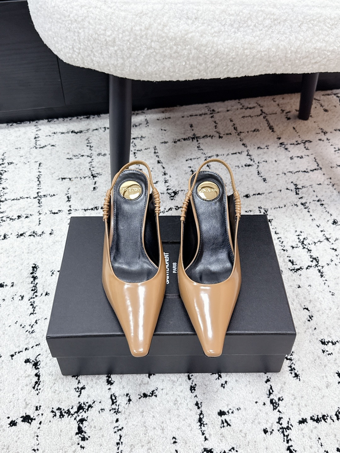 NO:789726,Saint Lauren* 26/ Early spring new Saint Laurent pointed-toe high heels  The YSL pointed toe back design is an elegant replica of the 90s pictorials. The pleated drawstring at the heel blends retro details into every inch of leather. The freshness of avocado green, the richness of burgundy, and the tenderness of caramel make every pair look like they have stepped out of the old days.  The heroine. The neat pointed toe outlines an effortless sense of fashion. The drawstring back strap is hidden in simplicity. Whether it is paired with a suit or a dress, it can enhance your style with one click. This is a pair of shoes that can make you 'the simpler, the more advanced'.  Every color is a mood. Fresh avocado green, rich burgundy, gentle caramel brown, and cool black. Use a pair of shoes to switch your daily style and let every step be at your own pace. Fabric: cowhide, lining sheepskin, outsole, Italian genuine leather outsole, 7.5cm heel, Size35-41 (40.41 customized, non-refundable), high-heeled sandals, saint laurent, saint laurent, saint laurent, sandals, high  heels,skirts,business suit,cowhide,sheepskin,Leather soles19860909Saint Lauren* 26/ 早春新款圣罗兰尖头高跟鞋 Ysl尖头后空设计,是90年代画报里的优雅复刻.后跟褶皱抽绳,把复古细节揉进每一寸皮革里,牛油果绿的清新、酒红的浓郁、焦糖的温柔,每一双都像从旧时光里走出来的女主角.利落的尖头,勾勒出毫不费力的时髦感.抽绳后绊带,在简约中藏着小心机,不管是搭配西装还是连衣裙,都能一键提升格调,这是一双能让你“越简单越高级”的鞋. 每一种颜色,都是一种心情.清新牛油果绿、浓郁酒红、温柔焦糖棕、酷飒黑,用一双鞋,切换你的每日风格,让每一步,都踩在自己的节奏里. 面料牛皮 内里羊皮 大底意大利真皮大底 跟高7.5cm Size35-41（40.41定制不退换）,高跟鞋凉鞋,saint laurent,saint laurent,saint laurent,sandals,high heels,skirts,business suit,cowhide,sheepskin,Leather soles,Women's Shoes