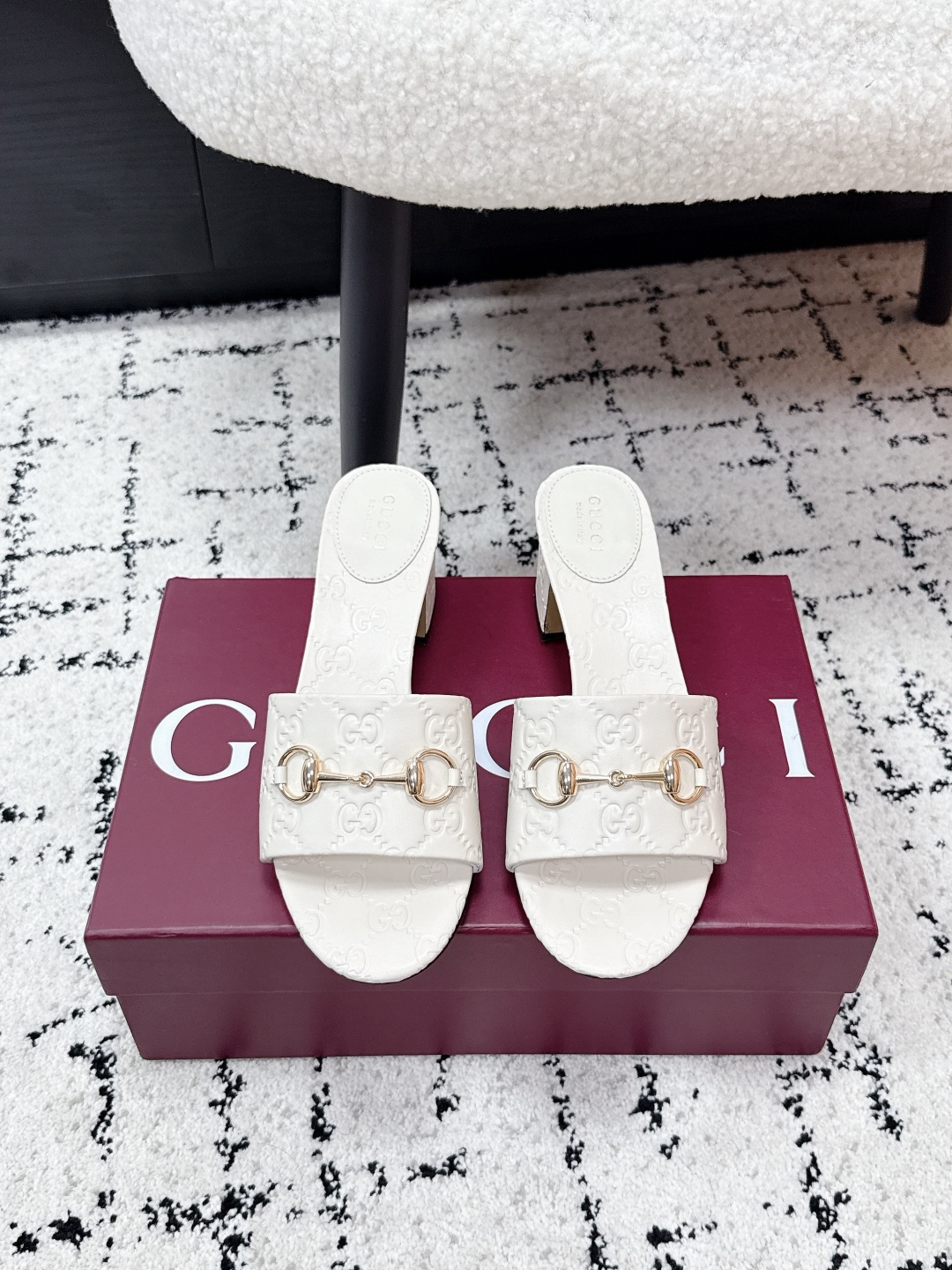 NO:789718,Gucci Gucci 26/ Spring and summer new style GG metal buckle flat high-heeled slippers original classic create new design full of high-end sense!  A favorite among bloggers at home and abroad, it is retro and fashionable, easy to wear and looks great on your feet!  BS official website mainly recommends, new colors are continuously updated NEW~ Fabrics are highly customized imported cowhide/GG canvas, lining is imported sheepskin lining, outsole is imported Italian leather outsole Size#35-42 (40.41.42 customization is not returnable), slippers, gucci, gucci, slippers, cowhide, sheepskin, Leather soles19860909Gucci古驰 26/ 春夏新款 GG金属扣 平底 高跟拖鞋 原有的经典 创造新设计 高级感十足！国内外博主刷爆的一款,复古又时髦 穿搭简便 上脚美炸了！BS官网主推,新色持续更新 NEW～ 面料高定制进口牛皮/GG帆布 内里进口羊皮里 大底意大利进口真皮大底 Size#35-42（40.41.42定制不退换）,拖鞋,gucci,gucci,slippers,cowhide,sheepskin,Leather soles,Women's Shoes