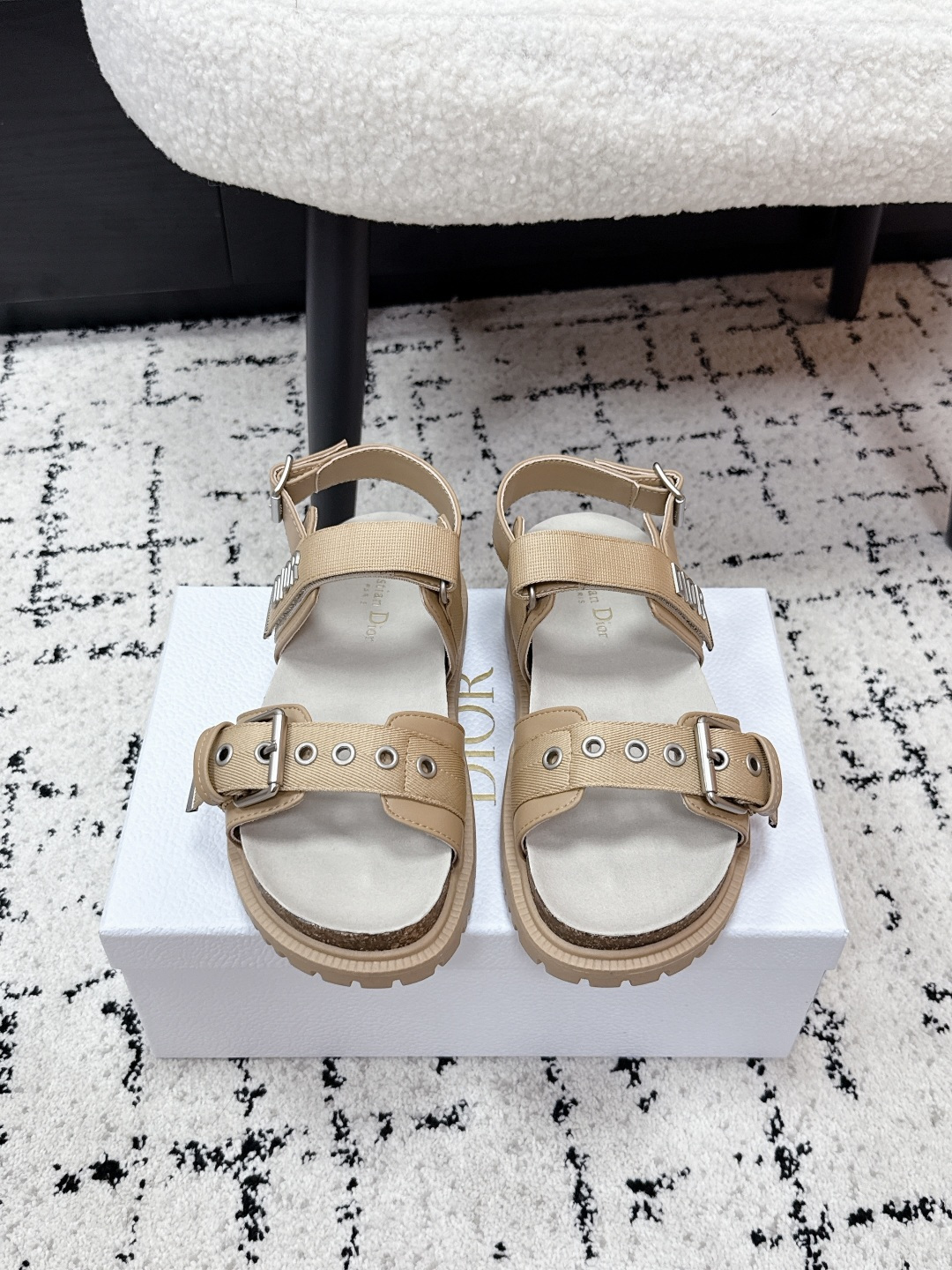 NO:789620,The top version of Dior Dior's latest spring and summer sandals, with many celebrity Internet celebrities, classic version design with Dior LOGO screen printing embellishment, super good-looking and versatile, very soft upper, original cowhide fabric, lining cowhide, genuine open-molded TPU outsole, size 35-41 (40.41 custom-made), slippers and sandals, dior, dior, sandals, slippers, cowhide19860909顶级版本 Dior迪奥春夏最新款凉拖鞋、超多明星网红种草、经典的版型设计上迪奥LOGO丝印点缀、超好看超百搭、上脚非常柔软鞋面原版牛皮织布,内里牛面、正品开模TPU大底 码数35-41 (40.41定做),拖鞋凉鞋,dior,dior,sandals,slippers,cowhide,Women's Shoes