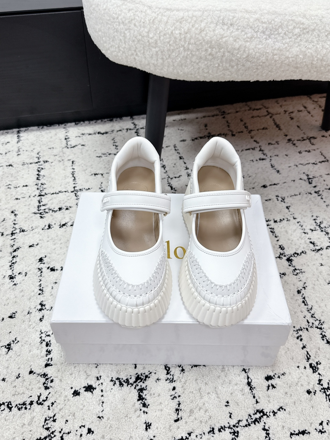 NO:780495,#TOPVERSION Chloé Chloé 26/Early Spring Nnma Series Wedge Velcro Casual Sneakers This Nama wedge sneaker is made of smooth and suede cow leather, combining the Mary Jane upper design with the series' iconic lightweight and ultra-comfortable sole. The final embellishment is exquisite handmade blanket embroidery, which takes 4.5 hours to complete. The straps and heel are decorated with embossed Chloé Logo, and the distribution counter is beautifully packaged. Fabric:  Original custom-made imported first-layer cowhide. Lining: Imported breathable mesh lining. Outsole. Original molded non-slip rubber material. Bottom thickness 7.5CM. Size: 35-41 (40.41 custom-made, non-refundable), casual shoes/sports shoes, chloe, mary jane, sneakers, cowhide.19860909#顶级版本 Chloé 蔻依 26/早春Nnma系列 坡跟 魔术贴 休闲 运动鞋 这款 Nama 坡跟运动鞋采用光面和绒面母牛皮制成,将玛丽珍鞋面设计与该系列标志性的轻巧超舒适鞋底相结合.最后点缀以精湛的手工毯边绣,该工艺需要耗时4.5工时完成.绑带与后跟处均饰有压印 Chloé Logo,配送专柜精美包装 面料 : 原版定制进口头层牛皮 内里 : 进口透气网里 大底 原版开模防滑橡胶材质 底厚 7.5CM Size : 35-41（40.41定做不退换）,休闲鞋/运动鞋,chloe,mary jane,sneakers,cowhide,Women's Shoes