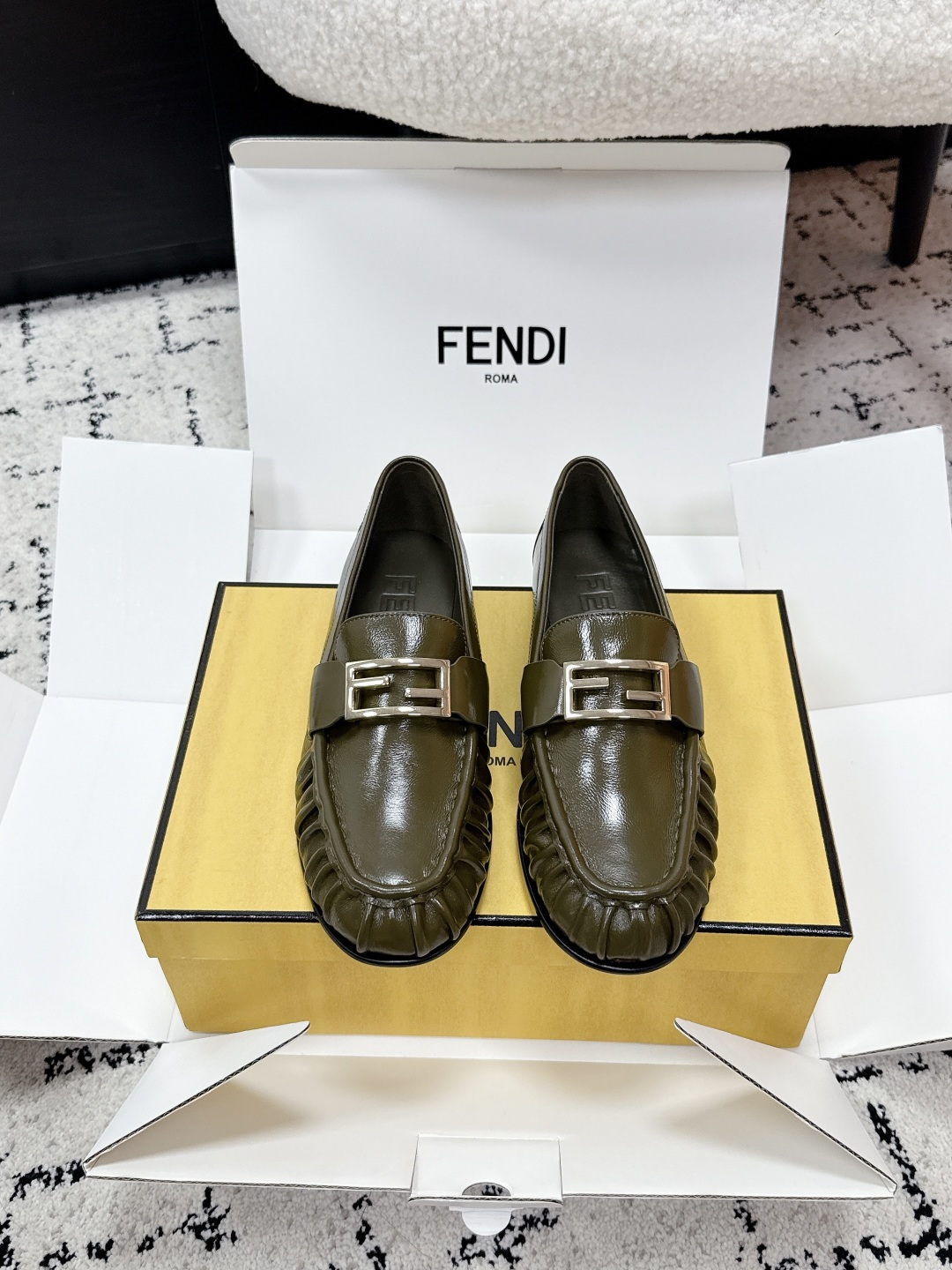 NO:786498,#国产fendi Fendi 26/ New calfskin thick-soled pleated black gold loafers Fendi college-style loafers, made of waxy first-layer calfskin, decorated with metal buckles and gold-finished metal parts. Not picky about foot shape, easy to wear big brands. The fabric is imported waxy calfskin and the inner insole is sheepskin!  Outsole original genuine leather forefoot injection molded TPU Size35-40 (40 non-refundable), loafers, fendi, fendi, loafers, cowhide, sheepskin19860909# 莞产 Fendi 芬迪 26/ 新款小牛皮厚底褶皱黑金乐福鞋 Fendi学院风乐福鞋,蜡感头层小牛皮材质,饰有金属扣,金色饰面金属件.不挑剔脚型,好穿大牌. 面料进口蜡感小牛皮 内里鞋垫绵羊皮！ 大底原版真皮前掌注塑TPU Size35-40（40定不退换）,乐福鞋,fendi,fendi,loafers,cowhide,sheepskin,Women's Shoes