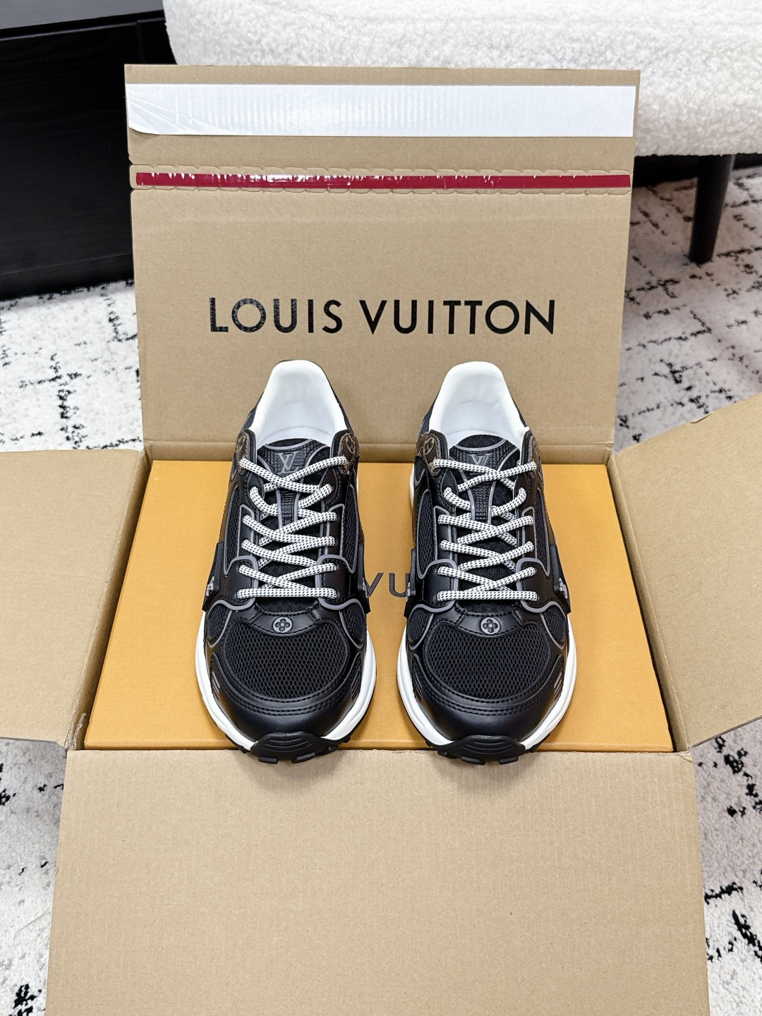 NO:817193,# Guangdong Louis Vuitton Louis Vuitton 26/ OLYMPIA sneakers LV Olympia sneakers new version of Silver Horn King!  The sporty streamlined design is inspired by running shoes. The mesh design ensures the breathability of the shoes. The EVA material is not heavy at all and you will not feel tired when walking. It has excellent foot feel. The futuristic silver metal is paired with eye-catching colorful purple, which is full of technology. Wear it with ripped jeans and a white T for daily use. It is casual, lazy and extremely fashionable!  You can rely on this pair of shoes to 'make up the scene' seven days a week, so it's worth buying!  Fabric original mesh laser cowhide material splicing Outsole upgraded version 2.0 EVA outsole Size35-40 (40 customized and non-returnable), casual shoes/sports shoes, louis vuitton, louis vuitton, louis vuitton, alexander wang, sneakers, jeans, cowhide19860909# 莞产 Louis Vuitton 路易威登 26/ OLYMPIA运动鞋 LV Olympia运动鞋 新版银角大王！运动流线型设计灵感来自跑鞋.网面设计保证了鞋子的透气性 EVA材质 一点也不重 走起路来一点都不会累 极佳的脚感 未来感爆棚的银色金属 搭配吸睛的炫彩紫,科技感十足 日常搭条破洞牛仔裤 穿个白T 随性慵懒又时髦到飞起！一周七天 都能靠这一双鞋“撑场面”太值得剁手了！ 面料原版网面镭射牛皮材质拼接 大底升级版2.0 EVA大底 Size35-40（40定做不退换）,休闲鞋/运动鞋,louis vuitton,louis vuitton,louis vuitton,alexander wang,sneakers,jeans,cowhide,Women's Shoes