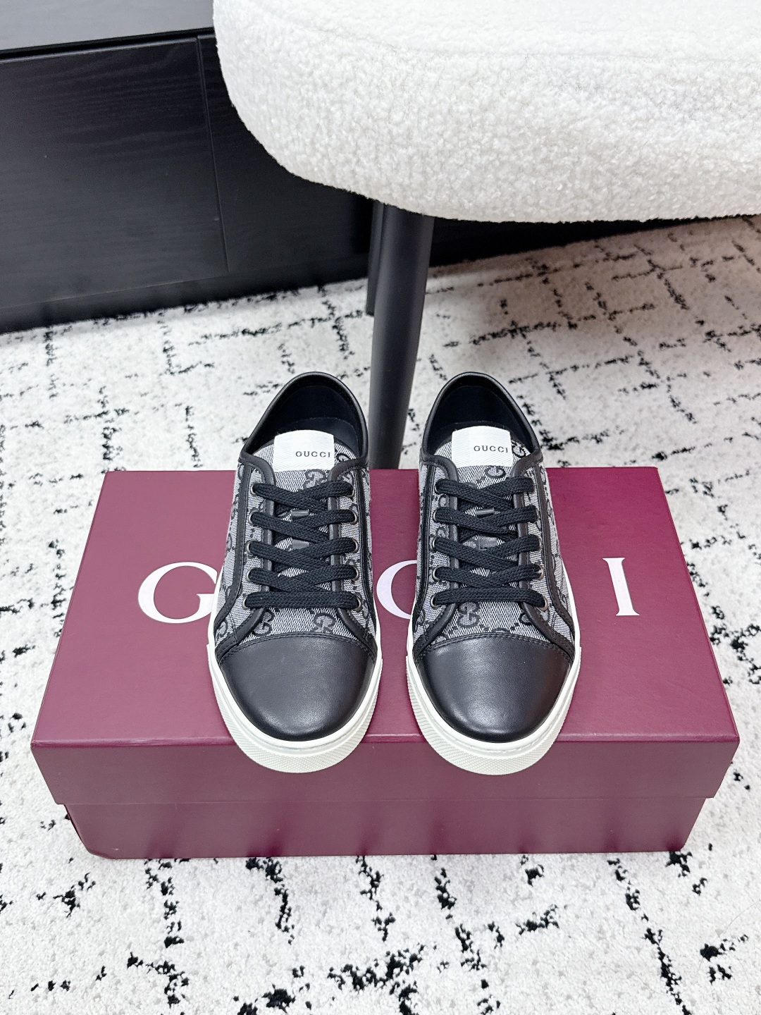 NO:817184,# Men 10 Gucci Gucci 26/ Couple model GG embossed casual low-top shoes, skateboard shoes, white shoes. Many celebrities have planted grass, and the light design reinterprets sports style. The neat silhouette adds a sense of freedom, showing exquisite texture when moving. The webbing details are like an endless ribbon running through the entire design, and the side stitching details add the finishing touch. Fabric embossed leather, inner sheepskin outsole TPU  Size#35-45 (40 for women/45 for men, no return or exchange), casual shoes/sports shoes, gucci, gucci, sneakers, sheepskin19860909# 男10 Gucci古驰 26/ 情侣款 GG压花休闲低帮鞋滑板鞋小白鞋 超多明星网红种草,轻盈设计焕新诠释运动风尚.利落廓形更添自在本色,行动间彰显精致质感.织带细节宛如一道延绵不绝的饰带贯穿于整个设计,侧边缝线细节增添点睛之笔 面料压花皮革 内里羊皮 大底TPU Size#35-45（女40/男45定做不退换）,休闲鞋/运动鞋,gucci,gucci,sneakers,sheepskin,Women's Shoes