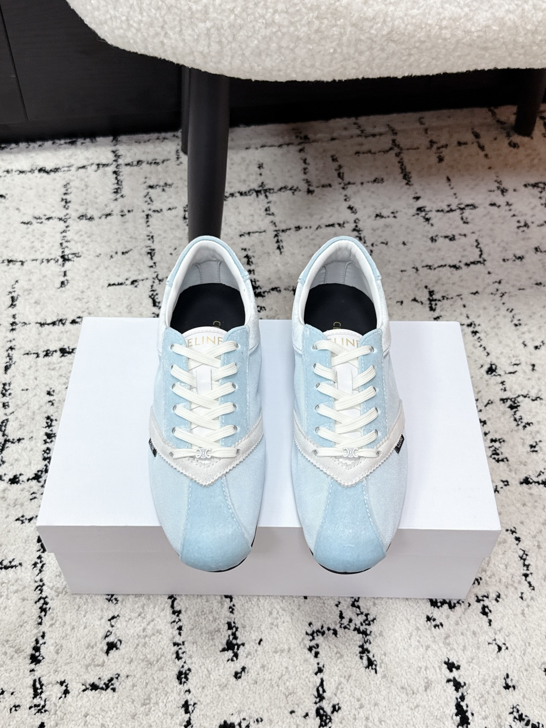 NO:786549,CELINE 26/ Arc de Triomphe lace-up moral training shoes Forrest shoes casual sports shoes Xiaohongshu grass style, simple, neat and fashionable, with a sense of college style... What a surprise when I get it. It makes the feet look younger than ever... Simple and comfortable, clean and neat, versatile and slim legs, whether worn alone or paired with wide-leg pants, it is very easy to match. Upper: Made of imported breathable velvet + customized fabric Inner: Imported sheepskin Outsole:  Original molded wear-resistant rubber outsole Size#35-40 (40 is custom-made and non-refundable), casual shoes/sports shoes, celine, celine, sneakers, sheepskin19860909CELINE 赛琳 26/ 凯旋门系带德训鞋阿甘鞋休闲运动鞋 小红书种草款,简单利落时髦 自带学院风感觉…拿到手真是惊喜 上脚减龄无比… 简单舒服,干净利落,百搭显腿细,无论是单穿还是搭配阔腿裤,都非常好搭. 鞋面: 采用进口透气天鹅绒＋定制布料 内里: 进口羊皮 大底: 原版开模耐磨橡胶大底 Size#35-40（40定做不退换）,休闲鞋/运动鞋,celine,celine,sneakers,sheepskin,Women's Shoes