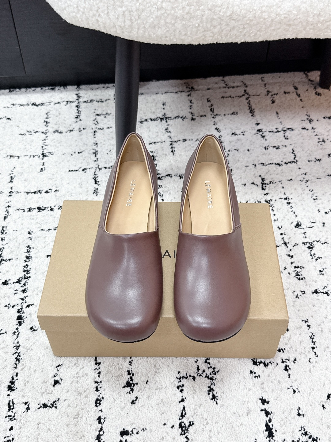 NO:786557,LEMAIR* 26/ Leather toe-cap high-heeled shoes. Top layer cowhide. Genuine leather heel. High-grade. Black strap design. The skin is divided into blocks, with a looming charm. The addition of elastic elements injects more rebellion and strength into the exquisite shoe body, showing a slim but not weak posture. The material is imported sheepskin. The lining is imported water-dyed sheepskin. The outsole is imported genuine leather. Size35-41 (40  41 Customized (non-returnable), loafers, loafers, cowhide, sheepskin, Leather soles19860909LEMAIR* 26/ 真皮包头高跟单鞋 头层牛皮 真皮包跟 档次满满 黑色绑带设计 将肌肤分割成块面,有着若隐若现的魅力.弹力 元素的加入为精致的鞋体注入更多反叛和力量,展现出纤薄但绝不柔弱的姿态.  面料进口羊皮 内里进口水染羊皮 大底进口真皮大底 Size35-41（40 41定做不退换）,乐福鞋,loafers,cowhide,sheepskin,Leather soles,Women's Shoes