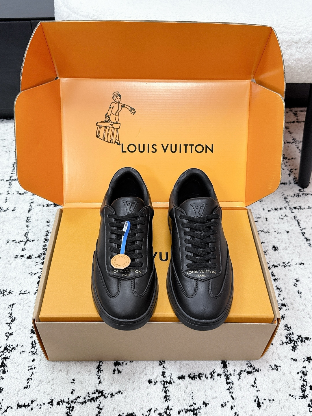 NO:817159,#男LVLV Louis Vuitton 26/ BEVERLY HILLS series casual thick sole white shoes sneakers This Beverly Hills sneakers are made of soft cow leather with Monogram printing, creating an elegant upper. The rubber outsole is thick yet light, embellished with the Louis Vuitton logo embossing. The padded insole and technical lining once again upgrade the comfortable experience. The delivery counter is exquisitely packaged, the fabric is original custom-made imported calfskin, and the lining is imported cowhide.  Outsole original molded IP foam sole, sole thickness 3CM Size#35-45 (40 for women and 45 for men, custom-made and non-returnable), casual shoes/sports shoes, louis vuitton, louis vuitton, sneakers, cowhide19860909#男 LV路易威登 26/ BEVERLY HILLS系列 休闲 厚底 小白鞋 运动鞋 本款 Beverly Hills 运动鞋为柔软牛皮革描摹经 Monogram 印花,塑造优雅鞋面.橡胶外底厚实而不失轻盈,其上点缀路易威登标识压纹.加衬内底和科技内衬再度升级舒适体验.配送专柜精美包装 面料原版定制进口小牛皮 内里进口牛皮里 大底原版开模IP发泡鞋底 底厚3CM Size#35-45（女40 男45定做不退换）,休闲鞋/运动鞋,louis vuitton,louis vuitton,sneakers,cowhide,Women's Shoes