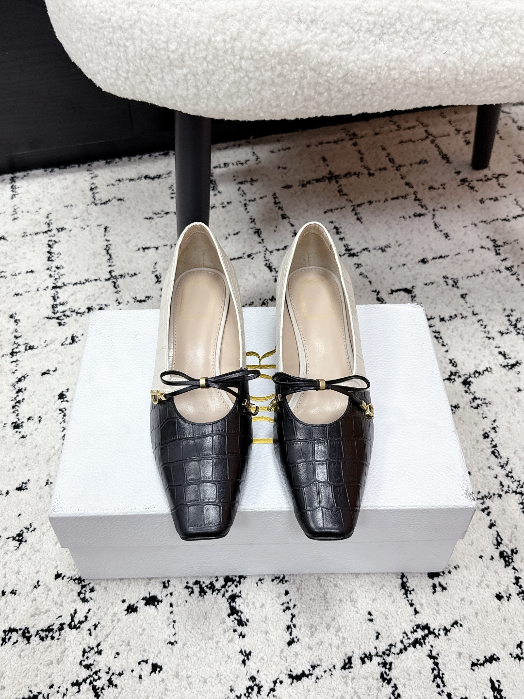 NO:786573,DIOR Dior 26/Muse calfskin, crocodile pattern, metal letters, tapered heel, high heels. The charm of this pair of shoes is hidden in every detail. The texture of the cowhide, the retro shoe shape, and the iconic brand elements. Wearing it, you will be a refined girl with your own nobility, easily grasping the French elegance. Material: cowhide, sheepskin lining. Heel height 4cm, Size35-40 (40 custom-made), high-heeled shoes, dior, dior, high  heels,cowhide,sheepskin19860909DIOR迪奥 26/Muse 小牛皮 鳄鱼图案 金属字母 锥形跟 高跟鞋 这双鞋的魅力,藏在每一处细节里,牛皮的质感、复古的鞋型、标志性的品牌元素,穿上它,就是自带贵气的精致女孩,轻松拿捏法式优雅感 面料牛皮 内里羊皮 跟高4cm Size35-40（40定做）,高跟鞋单鞋,dior,dior,high heels,cowhide,sheepskin,Women's Shoes