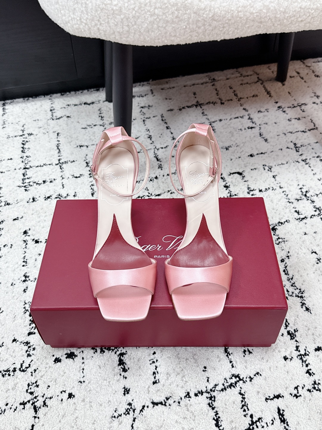 NO:786629,Roger Vivi* 26 new sandals for early spring, Virgule diamond buckle high heels with back straps and sandals, a must-have for RV. She looks so beautiful on her feet, right? RV’s new kitten heel series, satin surface with exquisite square diamond buckle, super temperamental, so beautiful that it combines sexy and cuteness. I have to say that his family is very good at exquisiteness. Original custom-made leather sole. Material: custom-made original silk. Foot pads are lined with imported sheepskin.  Size 35-40 (40 customized, non-refundable, high heels and sandals, roger vivor, sandals, high heels, sheepskin, real silk, silk fabric19860909Roger Vivi* 26早春新品凉鞋 Virgule钻扣高跟鞋后袢带凉拖 RV必入款 她上脚也太美了吧 Rv新款小猫跟系列 绸缎面搭配精致方钻扣 超有气质 美到犯规 集性感与可爱于一体不得不说他家太会拿捏精致感了 鞋底原版定制真皮底 材质:定制原版真丝 垫脚进口羊皮内里 码数35-40码（40定制不退换,高跟鞋凉鞋,roger vivier,sandals,high heels,sheepskin,real silk,silk fabric,Women's Shoes