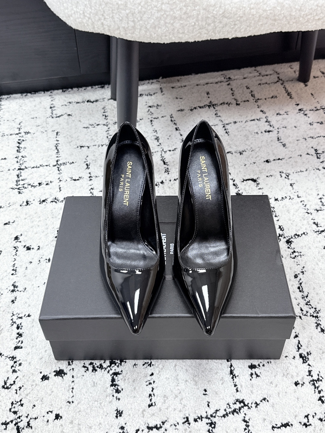 NO:786590,Saint Lauren* Saint Laurent 26/ Catwalk style super pointed toe high-heeled shoes. Catwalk style expresses the beauty of torture incisively and vividly. My sister's beautiful high-heeled shoes are also Saint Laurent in the world. Rose's high-heeled shoes of the same style are very good at modifying the foot shape. Luxurious metal chain. In recent years, SLP has become more and more aware of women in high-heeled shoes. The design impression is ysl beautiful high-heeled shoes. Fabric patent leather outsole. Genuine leather outsole. Heel height 10.5cm. Size35-41 (40 41).  Customized (non-returnable and non-exchangeable), high heels, loro piana, saint laurent, saint laurent, saint laurent, high heels, Leather soles19860909Saint Lauren* 圣罗兰 26/ 走秀款超尖头高跟单鞋 走秀款 把美丽刑锯表现的淋漓尽致 姐姐的美丽尤物高跟鞋 又是人间圣罗兰 Rose同款的高跟鞋化很好修饰脚型,奢华金属链 这几年SLP是在高跟鞋越来越懂女人了朝摒奔了设计印象ysl绝美高跟鞋 面料漆皮 大底真皮大底 跟高10.5cm Size35-41（40 41 定制不退不换),高跟鞋单鞋,loro piana,saint laurent,saint laurent,saint laurent,high heels,Leather soles,Women's Shoes