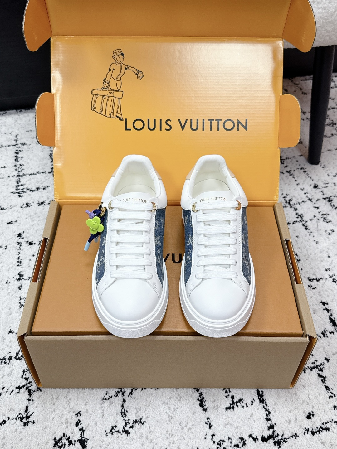 NO:817171,#TOPVERSION LV x TM Takashi Murakami 26/ Joint model Time Out Sakura series casual white shoes sneakers original purchase, development and production. This Time Out sneaker is from the Louis Vuitton  Flowers bloom on the thickened rubber outsole to show off the brand's elegance. Fabric: Original imported first-layer cowhide. Original custom-made soft sheepskin lining. Original open-molded TPU non-slip outsole. Size: #35-42 (40.41.42 custom-made, non-refundable), casual shoes/sports shoes, louis vuitton, louis vuitton, sneakers, cowhide, sheepskin19860909#顶级版本 LV x TM村上隆 26/ 联名款 Time Out 樱花系列 休闲 小白鞋 运动鞋 原版购入开发 做货 本款 Time Out 运动鞋出自路易威登 x 村上隆复刻系列,展露生机盎然的运动风尚.素面牛皮革点缀经典 Monogram 元素,Cherry Blossom 印花与鞋后的明媚饰边注入灵动笔触.Monogram 花卉于加厚橡胶外底绽放品牌风华 面料:原版进口头层牛皮 内里原版定制柔软羊皮 鞋底原版开模TPU防滑大底 Size:#35-42(40.41.42定做不退换）,休闲鞋/运动鞋,louis vuitton,louis vuitton,sneakers,cowhide,sheepskin,Women's Shoes