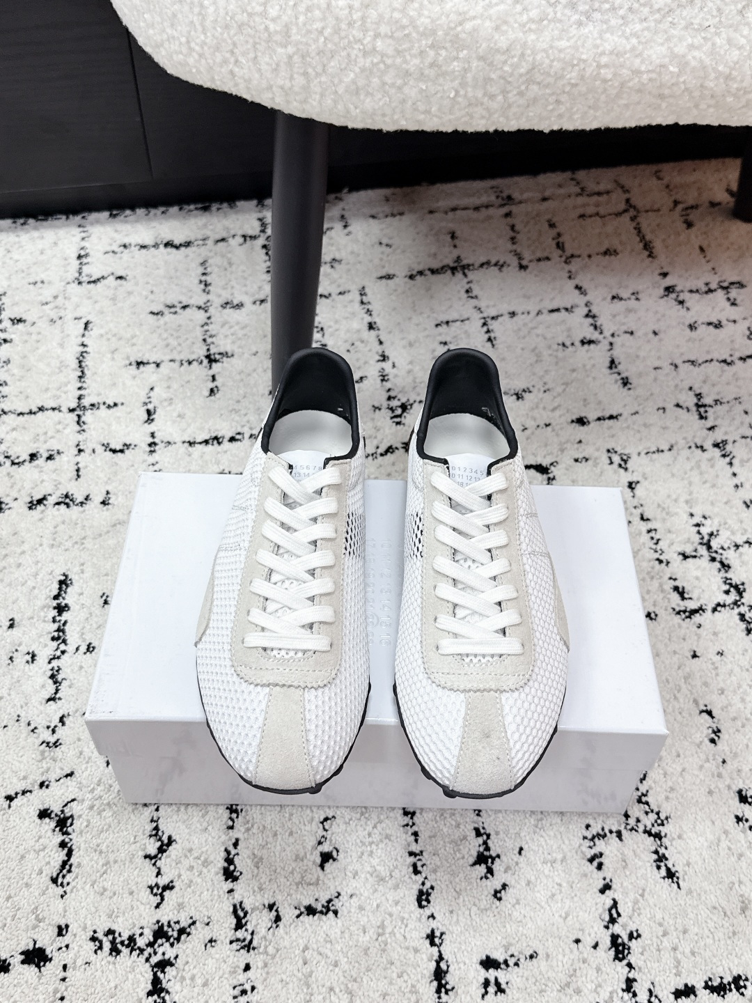 NO:781015,Maison Margiela 26/ The latest mesh moral shoes, who knows how to put the relaxation of spring on your feet! Dark brown suede + mesh stitching, comes with retro filters, breathable in spring without stuffing your feet, even the lining is made of gentle cherry blossom pink, the details are ecstatic!. The color is rich brown + pink lining, the low-key hidden secret, the Maillard wind directly fills the air  Size35-40 (40 is custom-made and cannot be returned or exchanged), casual shoes/sports shoes, masion margiela, sneakers, chamois leather19860909Maison Margiela 马吉拉 26/ 最新网面 德训鞋 把春天的松弛感穿在脚上谁懂啊!深棕麂皮+网眼拼接,自带复古滤镜,春天穿透气又不闷脚,连内里都是温柔的樱花粉,细节控狂喜!.配色浓郁棕+粉内里,低调里藏着小心机,美拉德风直接拉满 Size35-40（40定做不退换）,休闲鞋/运动鞋,masion margiela,sneakers,chamois leather,Women's Shoes