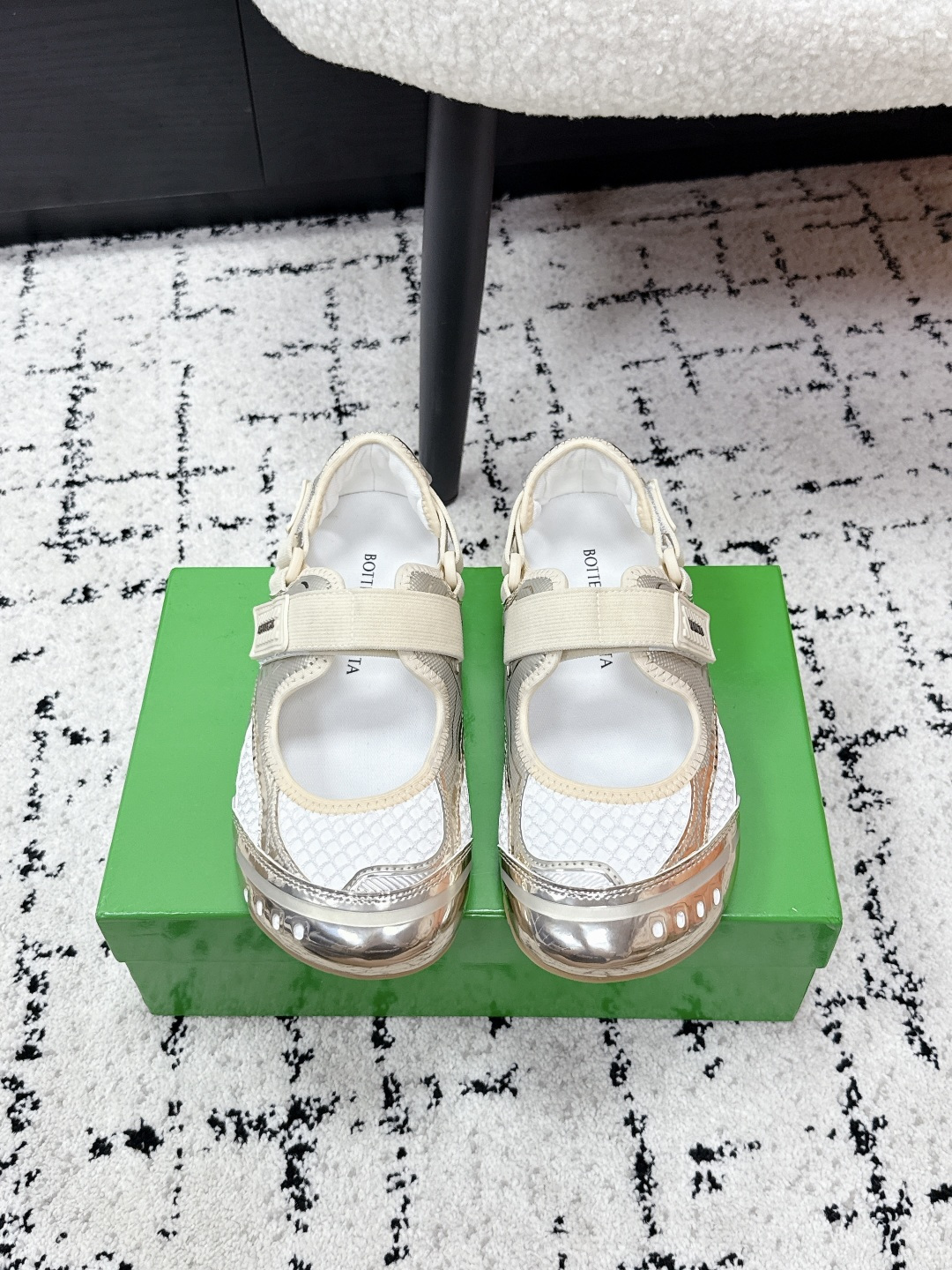 NO:781097,Bottega Venet* 26/ Early Spring New Mary Jane Sneakers combine the elegance of ballet shoes with the sports style of the millennium to create a new spark. The mesh breathable fabric + metallic texture stitching, built-in futuristic filters, and iconic Velcro design allow lazy people to put on and take off freely in one second. The thick soles quietly increase in height. Comfort and fashion are never in conflict. The relaxation of 'sweet and cool balance' is unlocked when you put on your feet. A must-have pair in your shoe cabinet. Close your eyes and avoid stepping on thunder.  It is not just a pair of shoes, it is the master key to the style in your wardrobe - it looks sweet when paired with a pleated skirt, and it looks cool when paired with overalls. It can be easily used for commuting, dating, and traveling. Fabric Metal foil/mesh Lining mesh Outsole TPU outsole size 35-41 (customized sizes 40 and 41 are non-refundable), Mary Jane, bottega veneta, mary jane, sneakers, skirts19860909Bottega Venet* 26/ 早春新款玛丽珍运动鞋 将芭蕾鞋的优雅与千禧运动风碰撞出全新火花,网眼透气面料+金属质感拼接,自带未来主义滤镜,标志性魔术贴设计,一秒解锁懒人穿脱自由,厚底悄悄增高,舒适与时髦从不对立,上脚即解锁「甜酷平衡」的松弛感,鞋柜里必须拥有的一双,闭眼入不踩雷. 它不只是一双鞋,更是你衣橱里的风格万能钥匙——搭配百褶裙是甜妹,搭配工装裤是拽姐,通勤、约会、出游,都能轻松拿捏. 面料金属贴膜/网布 内里网布 大底TPU大底 size35-41码（40、41码定制不退换）,玛丽珍,bottega veneta,mary jane,sneakers,skirts,Women's Shoes