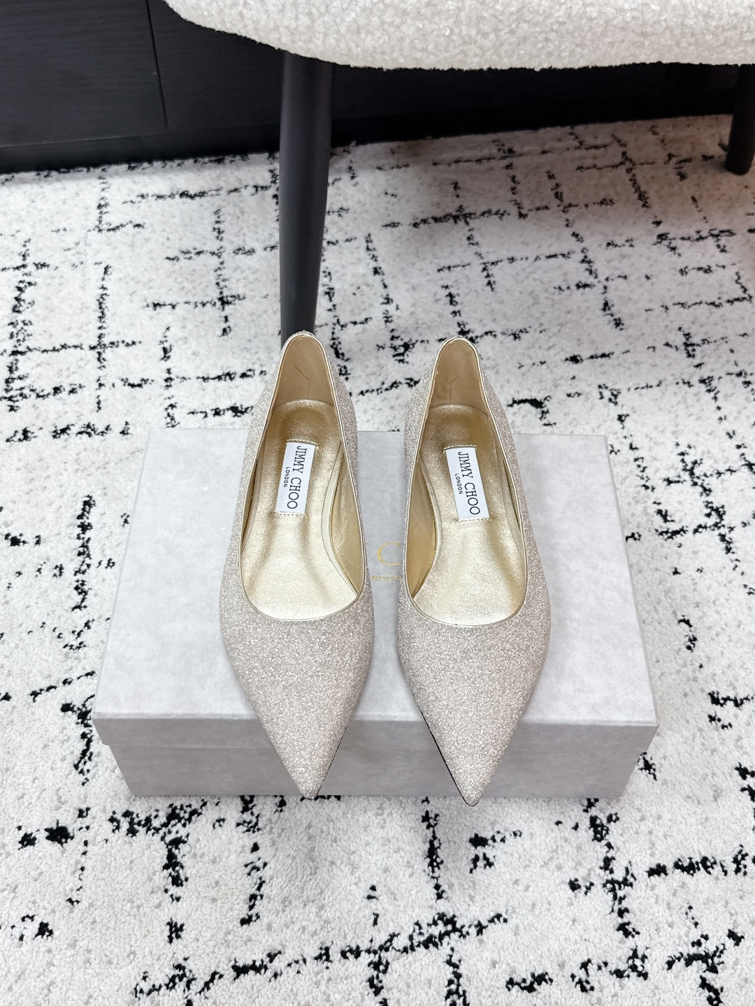 NO:781026,Jimmy Cho* 26/ Early Spring New Style Sparkling Pointed Toe Flat Shoes. Covered with glittery pink fabric, the upper part of the shoe sparkles directly. They are 360° beautiful with no blind spots. The super pointed toe makes your feet look slimmer. The flat-soled design is ridiculously stable for walking. They don’t wear out your feet even if you run around all day. They are lined with gold leather and are soft on the upper part of the foot. They don’t squeeze your feet at all. Even sisters with wide feet can walk.  Wear them as wedding shoes, for dinner, or as a suit for commuting. They look good no matter how you wear them. They are so versatile that you can have a sense of luxury without tiptoeing. If you like them, just close your eyes and wear them!  Fabric: Grete, lining, sheepskin, outsole, genuine leather outsole size 35-42 (40 41 42 customized, non-refundable), high-heeled shoes, jimmy choo, flats, high heels, business suit, sheepskin, Leather soles19860909Jimmy Cho* 26/ 早春新款闪钻尖头平底鞋 满幅闪粉面料,上脚直接闪到发光,360°无死角好看,超尖鞋头巨显脚瘦,平底设计走路稳到离谱,暴走一天都不磨脚,金色真皮内里,上脚软乎乎的,完全不挤脚,宽脚姐妹也能冲. 婚礼当婚鞋、晚宴穿、通勤搭西装,怎么搭都好看,百搭到哭,不用踮脚也能拥有的高级感,喜欢的姐妹,闭眼冲就对了！ 面料格力特 内里羊皮 大底真皮大底 size35-42（40 41 42 定制不退换）,高跟鞋单鞋,jimmy choo,flats,high heels,business suit,sheepskin,Leather soles,Women's Shoes