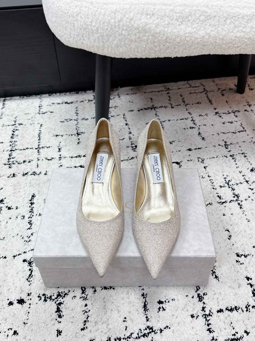 NO:781033,Jimmy Cho* 26/ Early Spring New Style Sparkling Pointed Toe Flat Shoes. Covered with glittery pink fabric, the upper part of the shoe sparkles directly. They are 360° beautiful with no blind spots. The super pointed toe makes your feet look slimmer. The flat-soled design is ridiculously stable for walking. They don’t wear out your feet even if you run around all day. They are lined with gold leather and are soft on the upper part of the foot. They don’t squeeze your feet at all. Even sisters with wide feet can walk.  Wear them as wedding shoes, for dinner, or as a suit for commuting. They look good no matter how you wear them. They are so versatile that you can have a sense of luxury without tiptoeing. If you like them, just close your eyes and wear them!  Fabric Grete, sheepskin lining, leather outsole, heel height 6.5cm, size 35-42 (40 41 42 customized, non-refundable), high-heeled shoes, jimmy choo, flats, high heels, business suit, sheepskin, Leather soles19860909Jimmy Cho* 26/ 早春新款闪钻尖头平底鞋 满幅闪粉面料,上脚直接闪到发光,360°无死角好看,超尖鞋头巨显脚瘦,平底设计走路稳到离谱,暴走一天都不磨脚,金色真皮内里,上脚软乎乎的,完全不挤脚,宽脚姐妹也能冲. 婚礼当婚鞋、晚宴穿、通勤搭西装,怎么搭都好看,百搭到哭,不用踮脚也能拥有的高级感,喜欢的姐妹,闭眼冲就对了！ 面料格力特 内里羊皮 大底真皮大底 跟高6.5cm size35-42（40 41 42 定制不退换）,高跟鞋单鞋,jimmy choo,flats,high heels,business suit,sheepskin,Leather soles,Women's Shoes