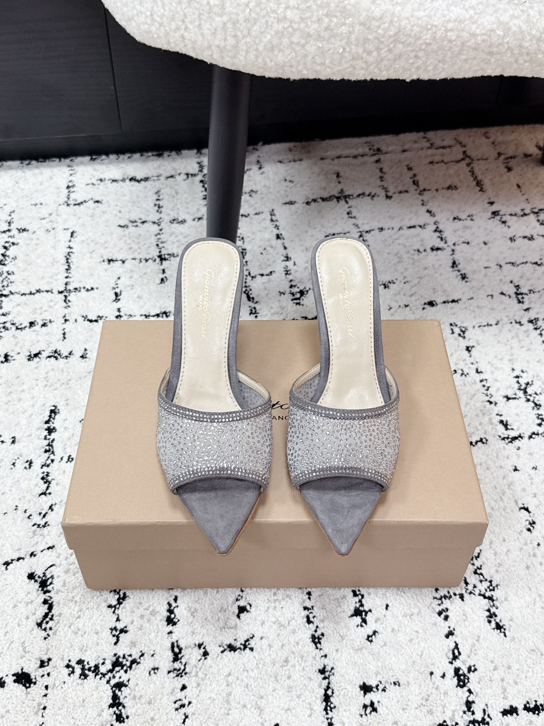 NO:786620,Gianvito Rossi｜Gianvito Rossi 26/ Spring and summer new product GR mesh rhinestone pointed toe high-heeled slippers. This shoe is definitely a dark horse. It has great appearance and is popular among Internet celebrity bloggers. It is especially popular among goddesses. Top-notch craftsmanship creates exquisite quality. Invincible comfort. It is definitely a love at first sight!  BS is fashionable and versatile, a must-have for everyone!  Original fabric, customized mesh, mixed sheepskin lining, outsole, genuine leather outsole imported from Italy, heel height 8.5cm, Size 35-42 (40.41.42 customized, non-returnable), high heels, slippers, high heels, slippers, sheepskin, Leather soles19860909Gianvito Rossi｜吉安维托·罗西 26/ 春夏新品 GR网纱水钻尖头高跟拖鞋 这鞋绝对是黑马选手 颜值超高 网红博主火爆追捧 特让女神们心动 顶级工艺打造精品质感 无敌舒适 绝对是一见钟情款！BS时尚百搭,人手必备！ 面料原版定制网纱 内里混种羊皮里 大底意大利进口真皮大底  跟高8.5cm Size35-42（40.41.42定制不退换）,高跟鞋拖鞋,high heels,slippers,sheepskin,Leather soles,Women's Shoes