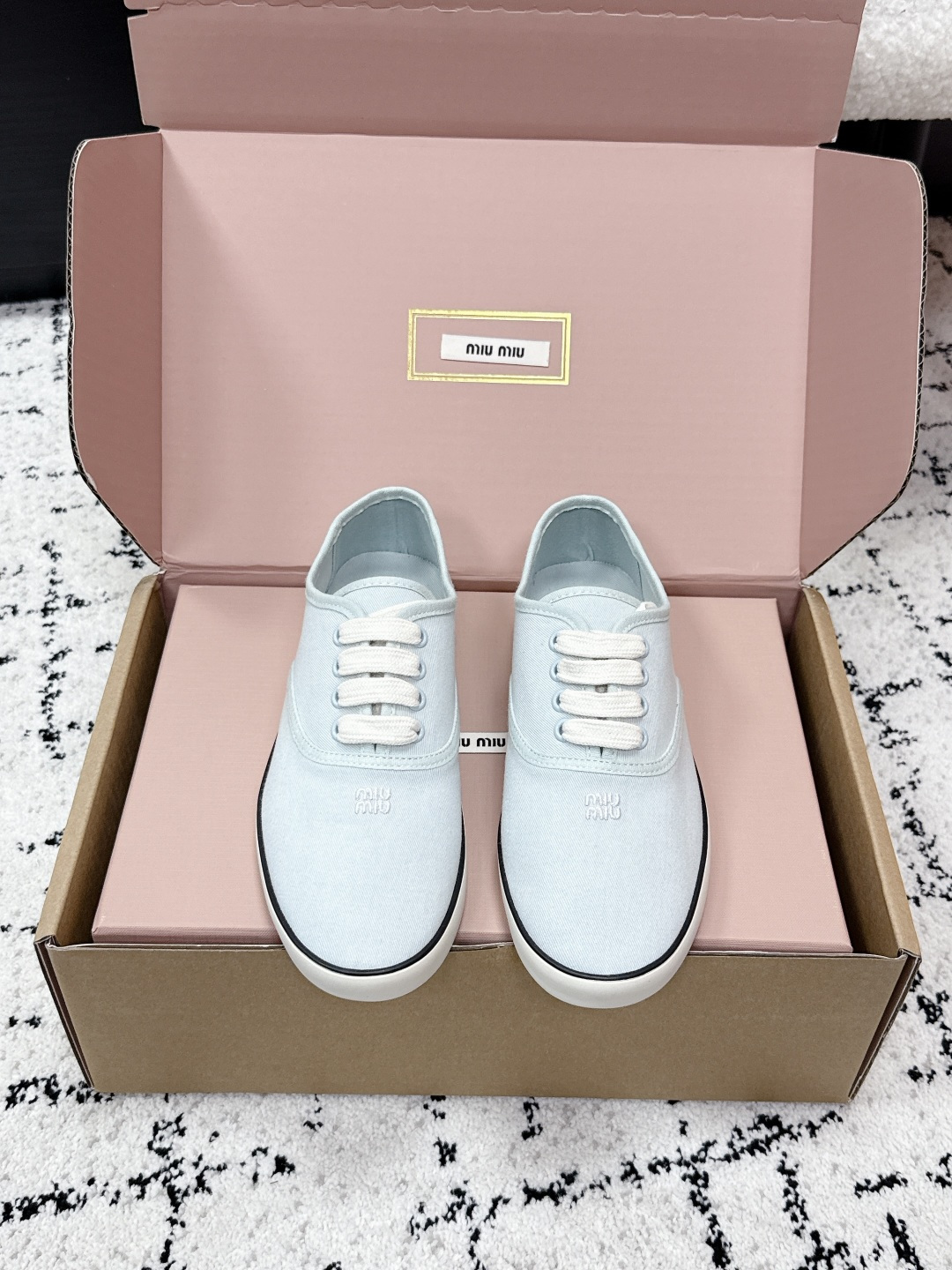 NO:781073,Miu Miu 26/ Early Spring New Casual Canvas Shoes. Light luxury casual shoes that can also be worn by people in the workplace. I found this pair of Miu Miu canvas shoes, which use low-saturated tones to balance sweetness and coolness. The canvas material is breathable and not stuffy, and the rubber sole is soft and elastic without tiring the feet. From the office to the cafe, one pair can handle all scenes. The low-key logo embroidery gives a sense of luxury.  Paired with pleated skirts and jeans, it's so sweet that it makes you look like a wealthy daughter, gentle and powerful. Size35-40 (custom-made for 40, non-refundable), casual shoes/sports shoes, miumiu, sneakers, skirts, jeans19860909Miu Miu 26/ 早春新款 休闲帆布鞋  职场人也能穿的轻奢休闲鞋,被我找到了,Miu Miu这双帆布鞋,用低饱和色调平衡甜与酷.帆布材质透气不闷脚,橡胶底软弹不累脚,从办公室走到咖啡馆,一双搞定所有场景.低调的logo刺绣,是懂分寸的高级感. 搭配百褶裙、牛仔裤都甜到冒泡,穿上就是富家千金既视感,温柔又有力量. Size35-40（40定做不退换）,休闲鞋/运动鞋,miumiu,sneakers,skirts,jeans,Women's Shoes