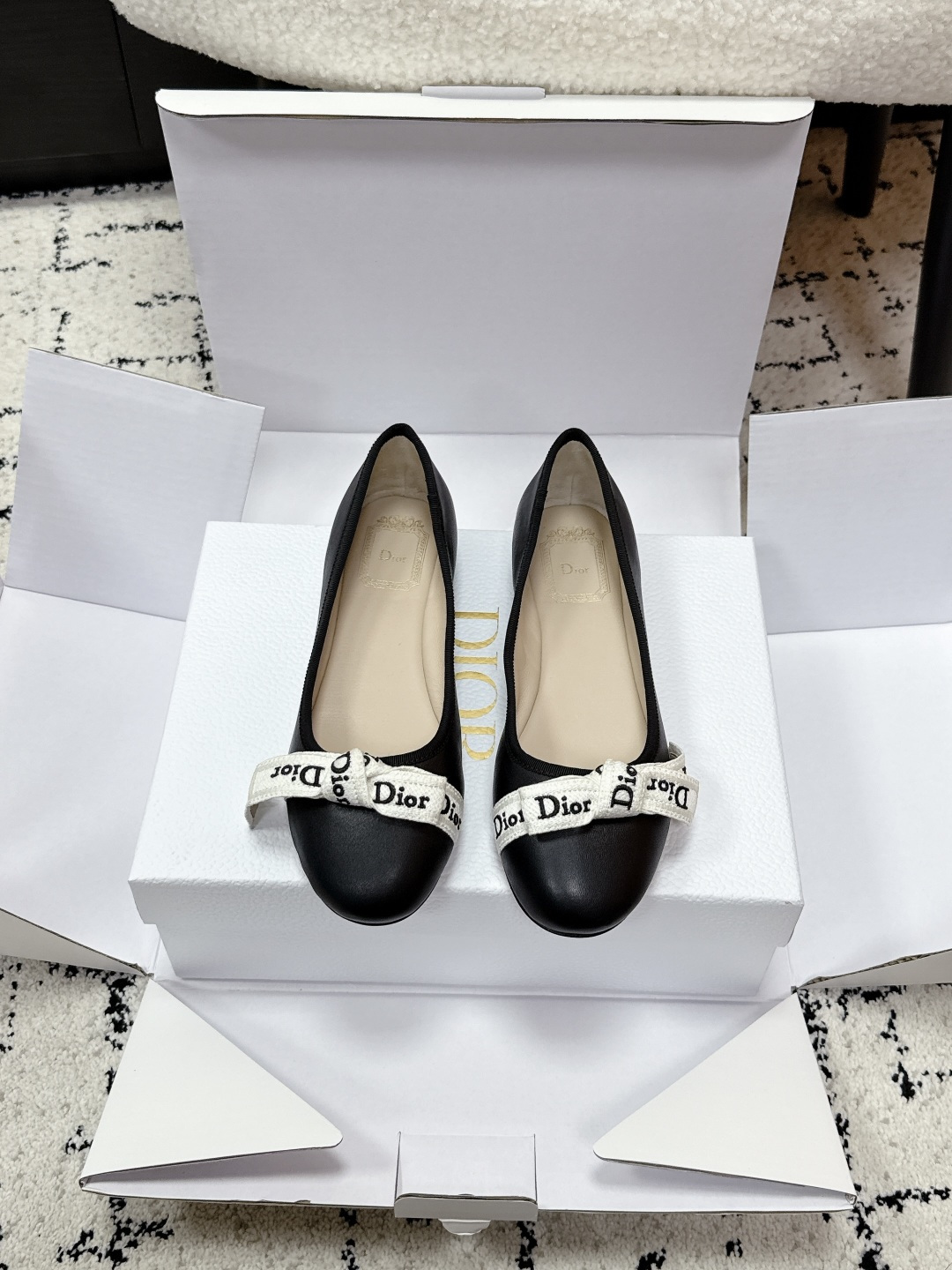 NO:781027,Dior 26/New bow ballet shoes. Classic Dior bow element of ballet shoes. Ribbed bow with logo details. Exquisite design, a must-have for little women. Very comfortable and super elegant. I am crazy about this pair of forged dance shoes. You can wear them alone or with socks!  One word is beautiful!  Dior has made a great contribution!  This pair is the most amazing!  The toe is the most beautiful!  It’s super comfortable and the bottom is perfect for outer wear. It’s so rice, friends!  Upper: Imported cowhide Lining: Sheepskin lining Sole: Italian leather outsole Size#35-41 (40-41 custom-made, non-returnable), ballet shoes, dior, dior, cowhide, sheepskin, Leather soles, socks19860909迪奥 26/新品蝴蝶结芭蕾舞鞋 芭蕾鞋经典的迪奥蝴蝶结 元素 罗纹蝴蝶结上加了logo细节的蝴蝶结 设计精致小女人必备款舒适感真的极极好 超级优雅 为这双锻面舞鞋疯狂打Call 单穿 穿袜子都可！一个字美！Dior 立大功！ 这双最仙！鞋头最漂亮！ 超级舒服而且底很适合外穿 太米了朋友们！ 鞋面: 进口牛皮 内里: 羊皮里 鞋底: 意大利真皮大底 Size#35-41（40 41订做不退换）,芭蕾舞鞋,dior,dior,cowhide,sheepskin,Leather soles,socks,Women's Shoes